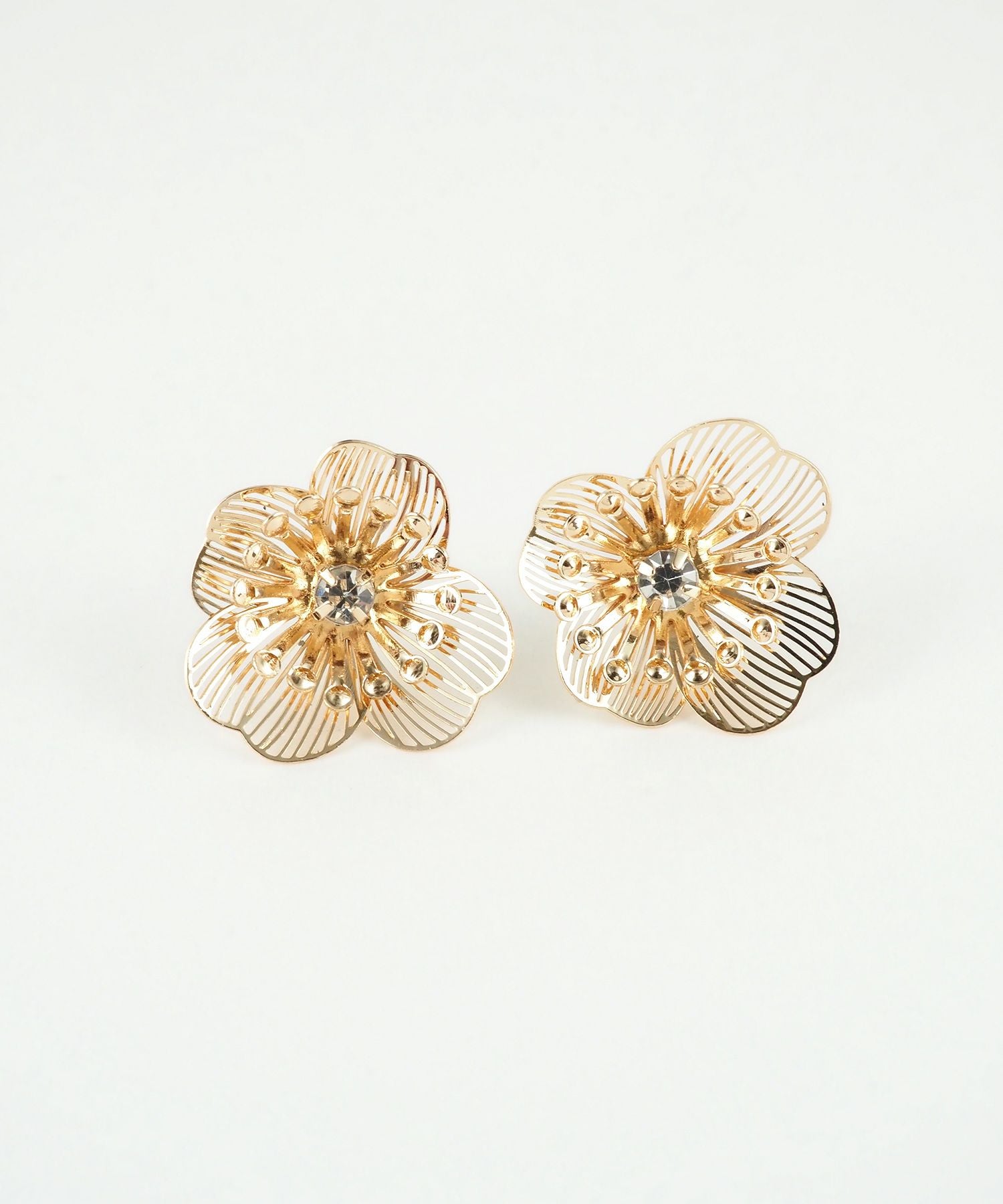 透かしフラワーチタンポストピアス