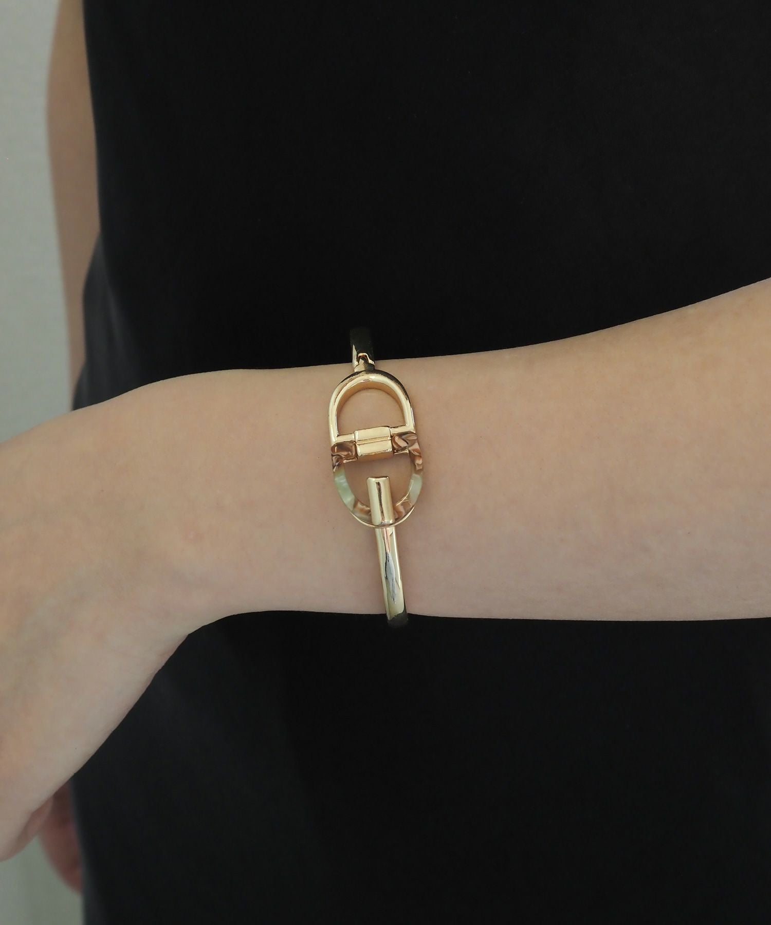 シンプル樹脂クリックバングル