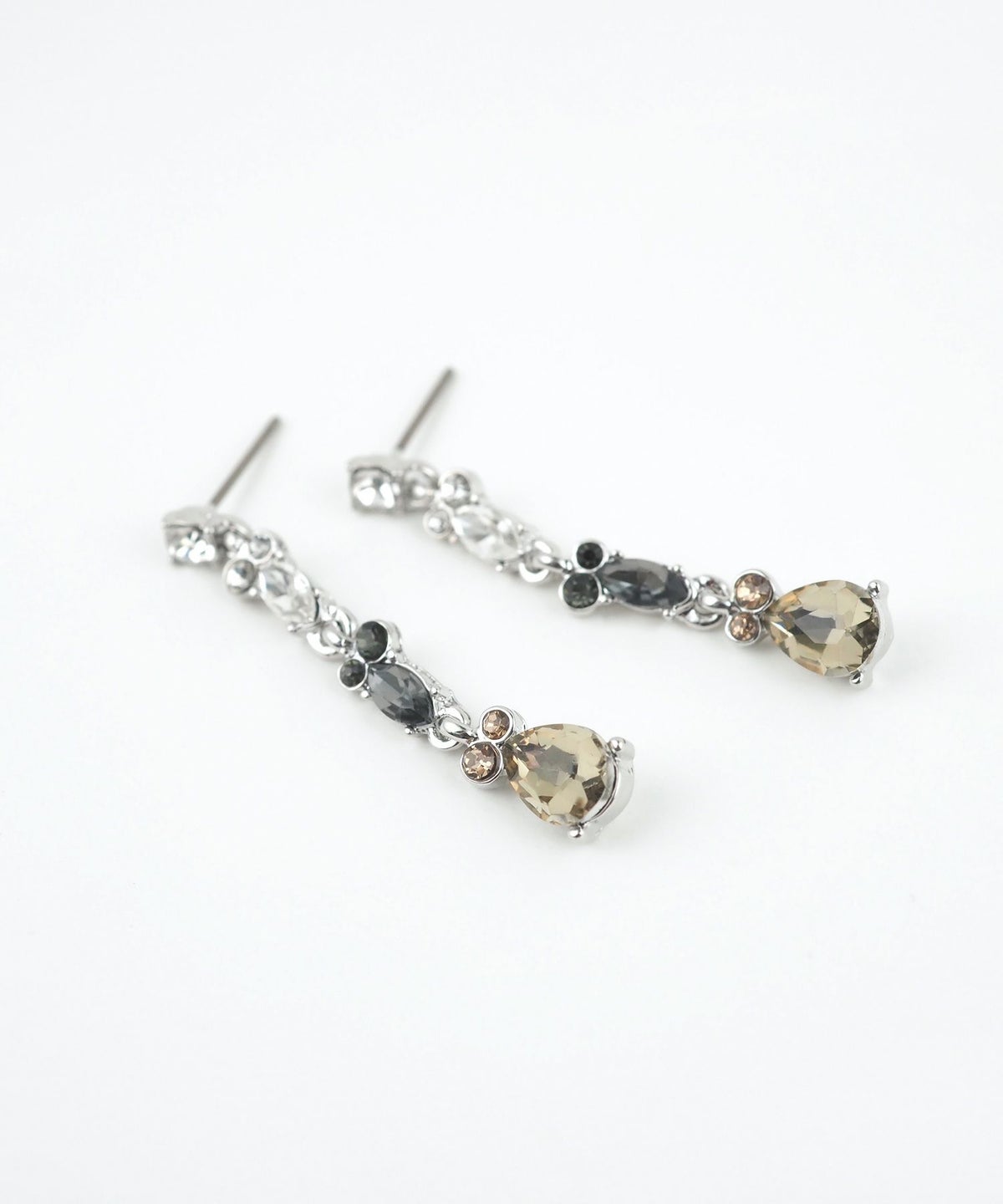 ドロップモチーフブラックストーンロングチタンポストピアス