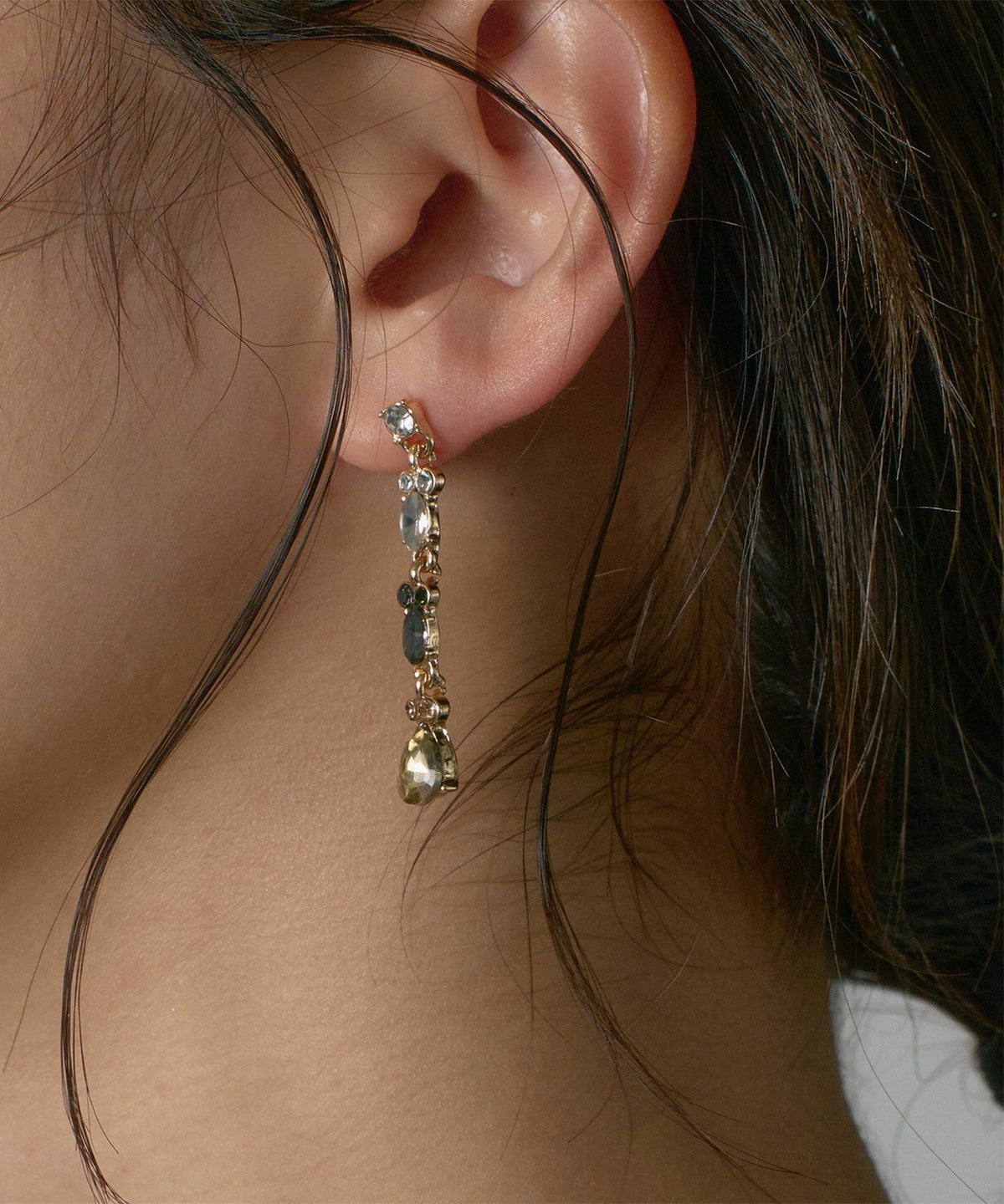 ドロップモチーフブラックストーンロングチタンポストピアス