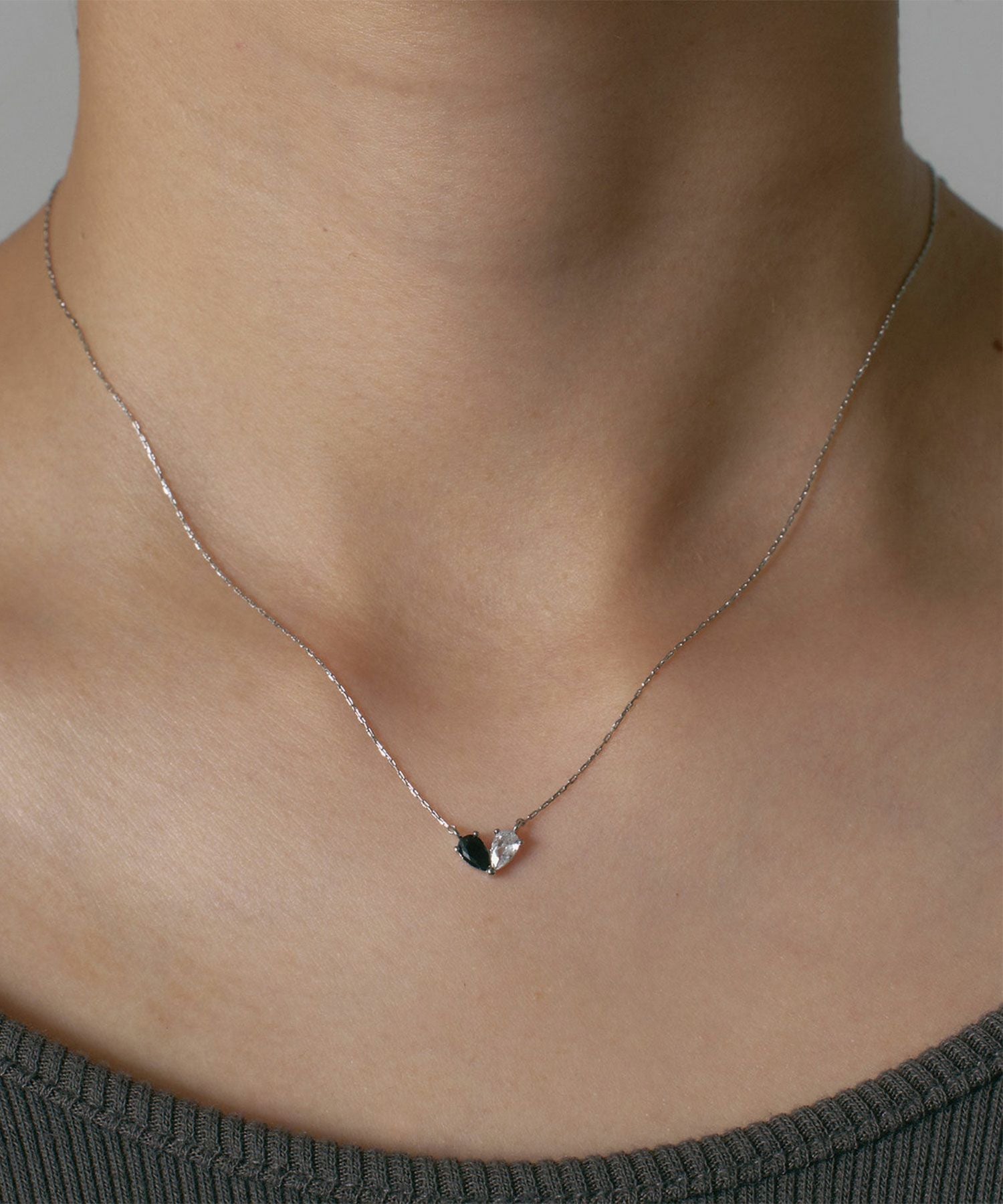 ブラッククリアストーンハートモチーフネックレス