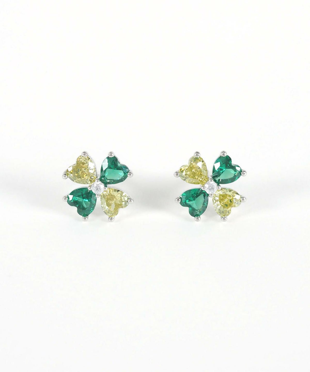 クローバービジューチタンポストピアス