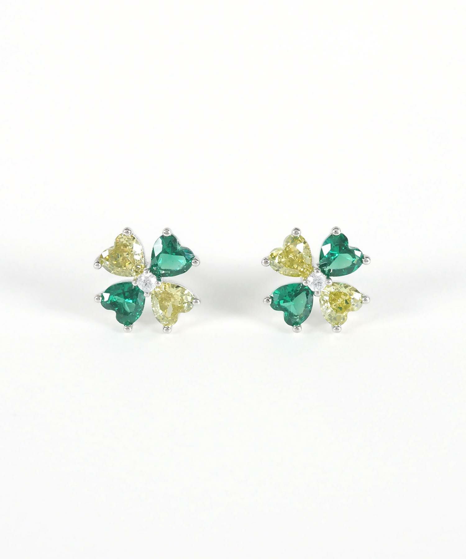 クローバービジューチタンポストピアス