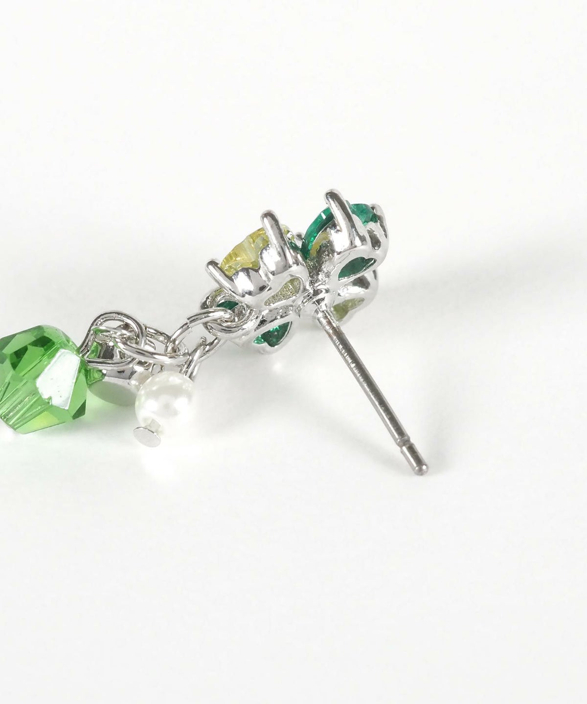 クローバービジューパールチタンポストピアス