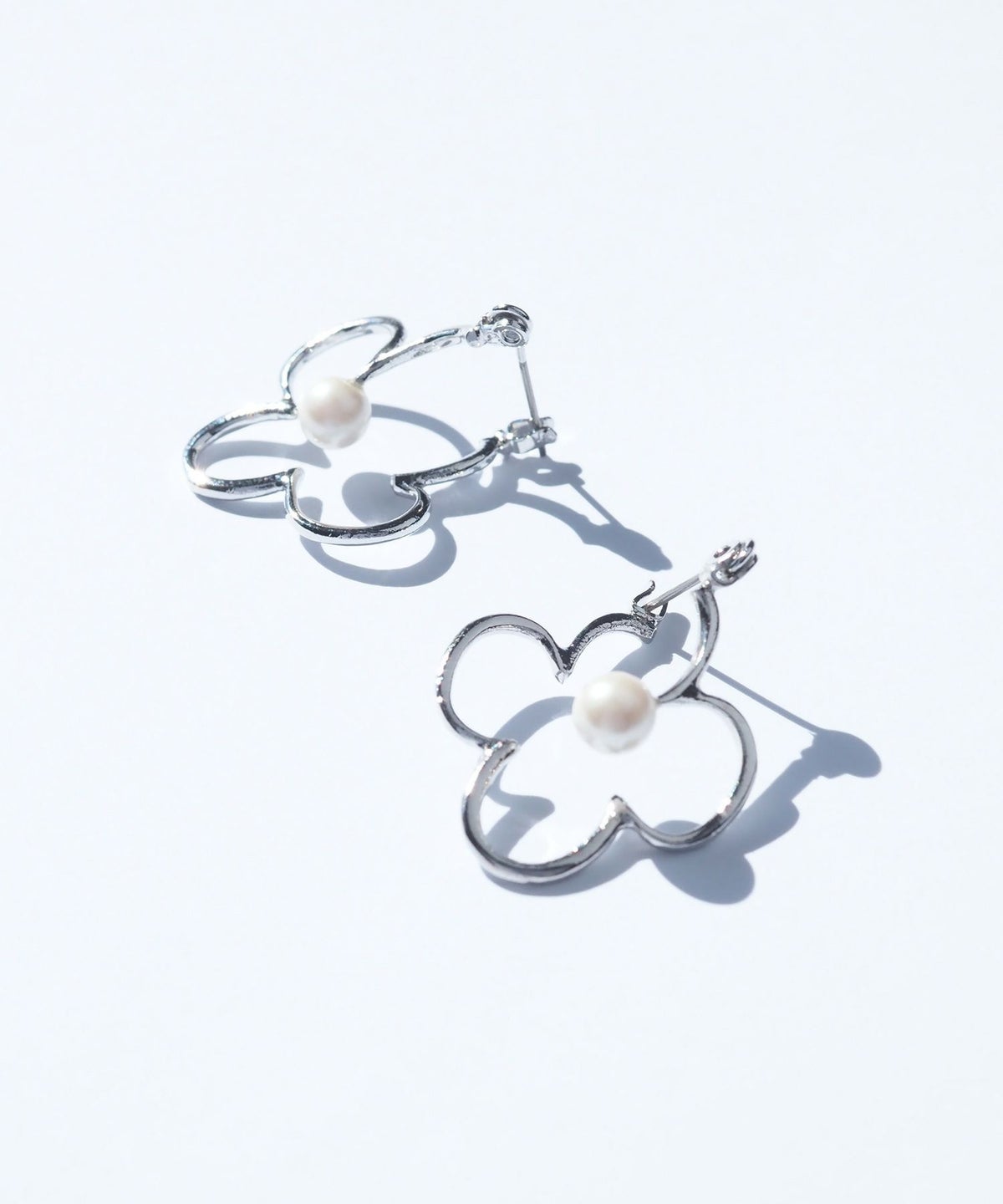 メタルラインフラワーピュアチタンポストピアス【ISS】