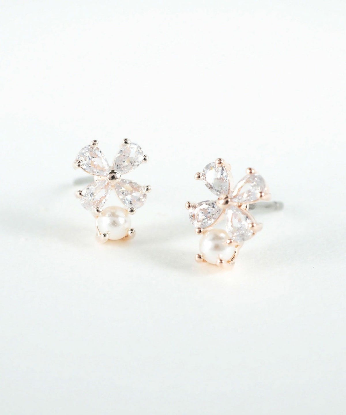 キュービッククローバーパールチタンポストピアス