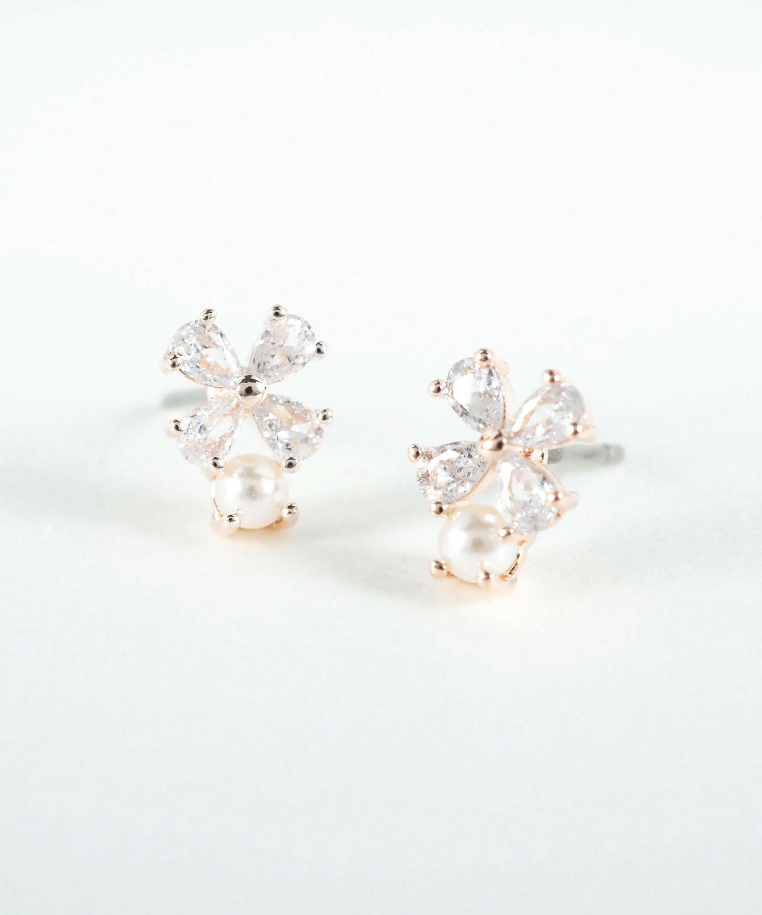 キュービッククローバーパールチタンポストピアス