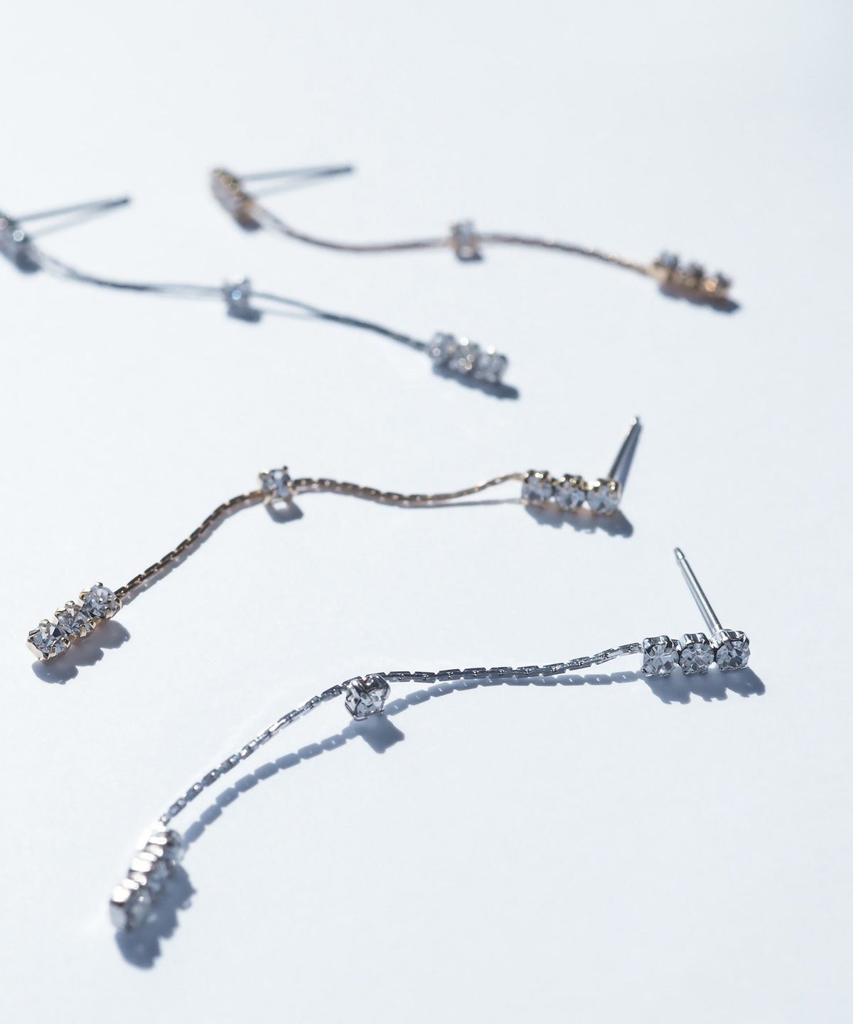 トリプルストーンラインピュアチタンポストピアス【ISS】