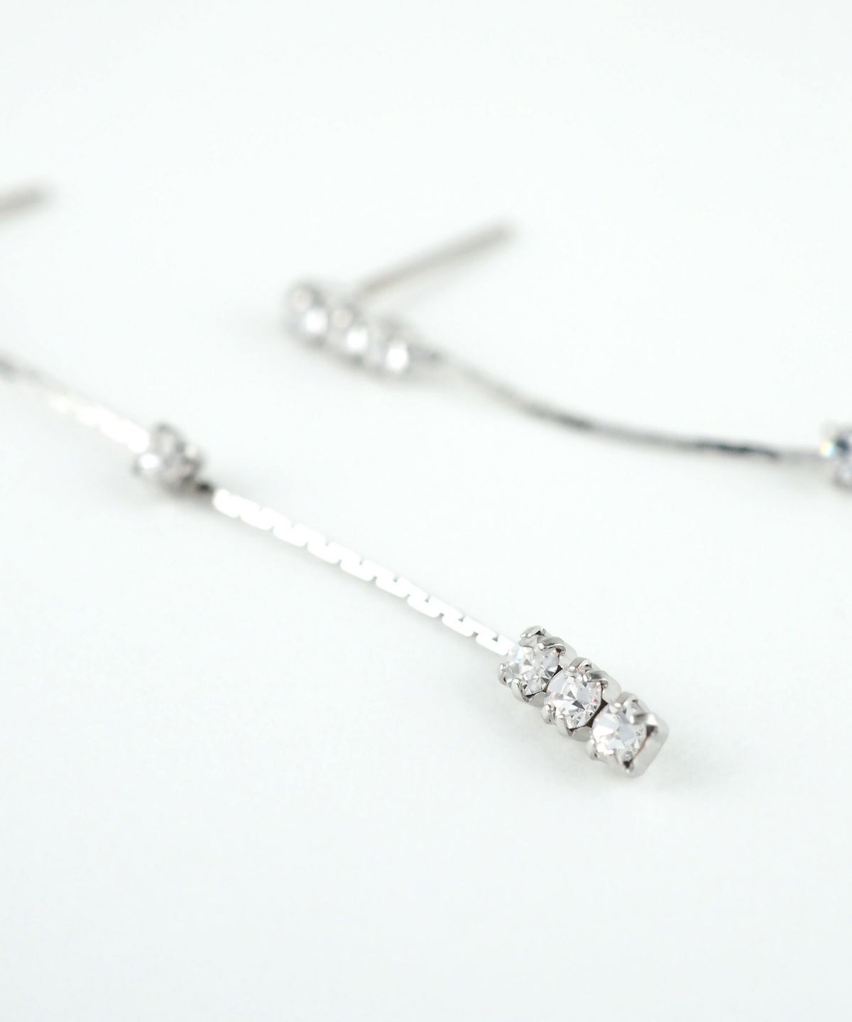 トリプルストーンラインピュアチタンポストピアス【ISS】