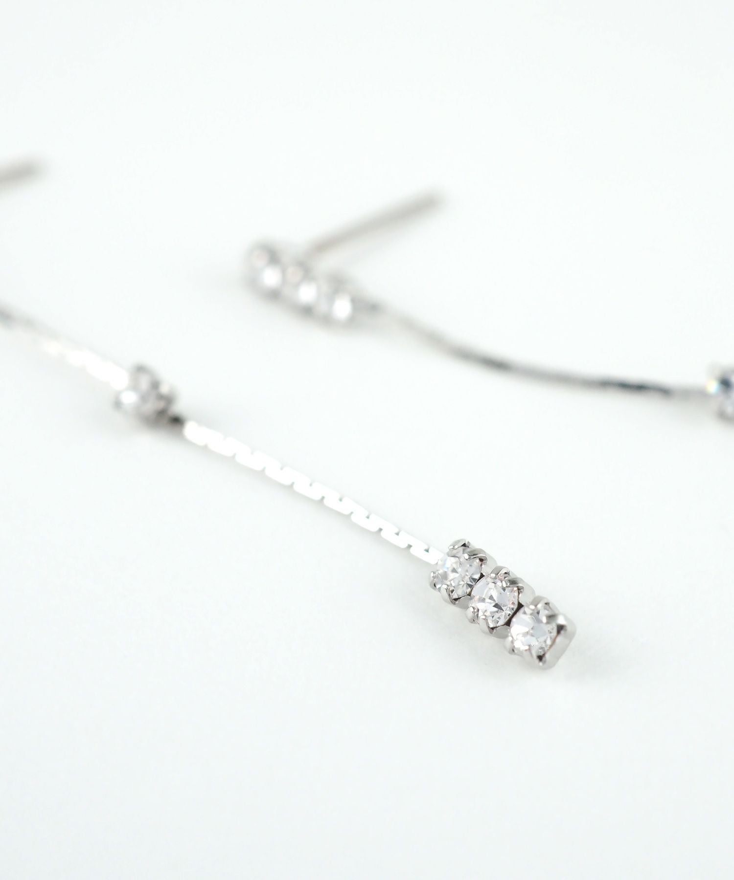 トリプルストーンラインピュアチタンポストピアス【ISS】