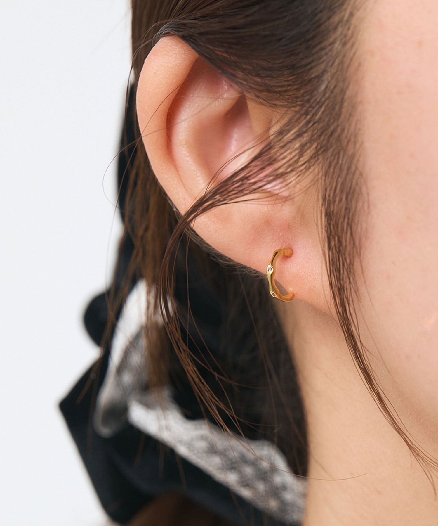 スリムウェーブフープセラミックポストピアス