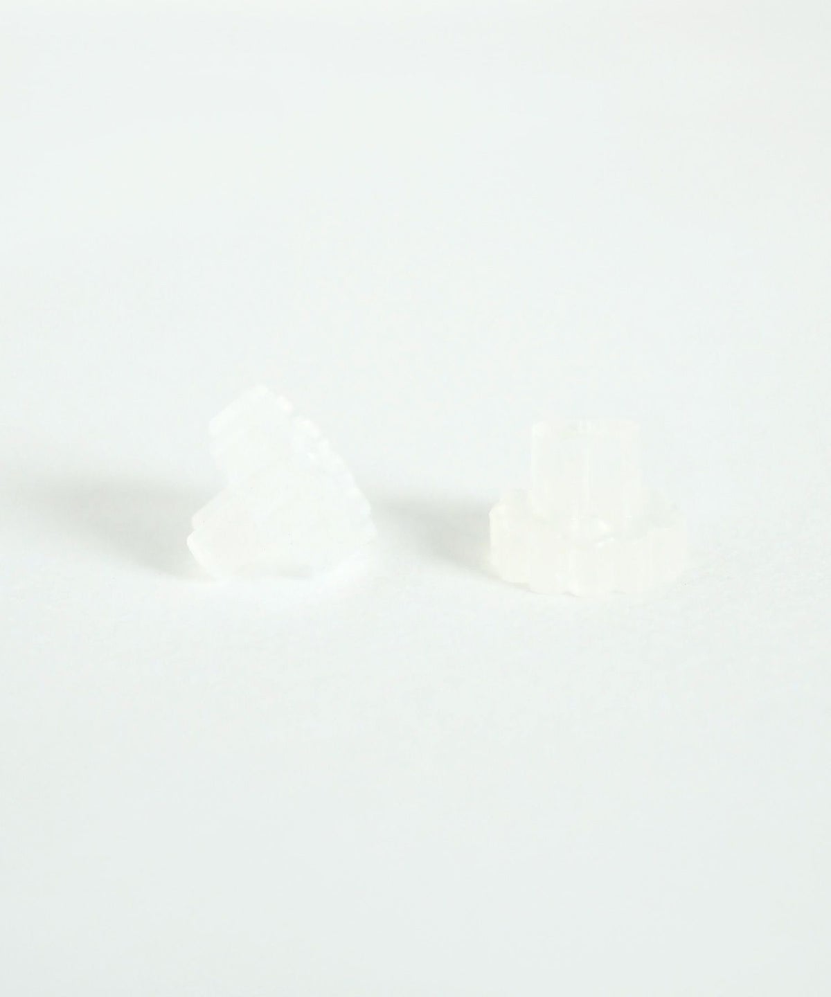 ホワイトストーンフープセラミックポストピアス