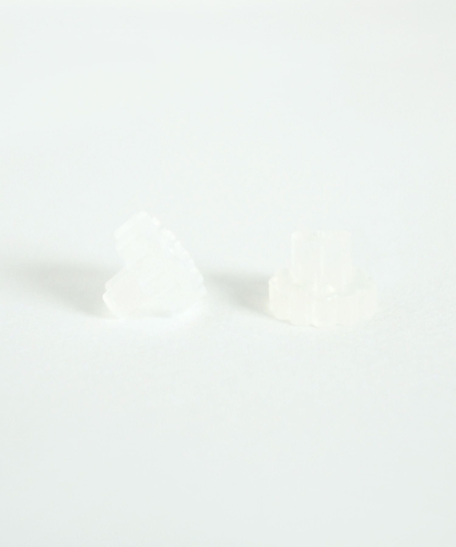 ホワイトストーンフープセラミックポストピアス