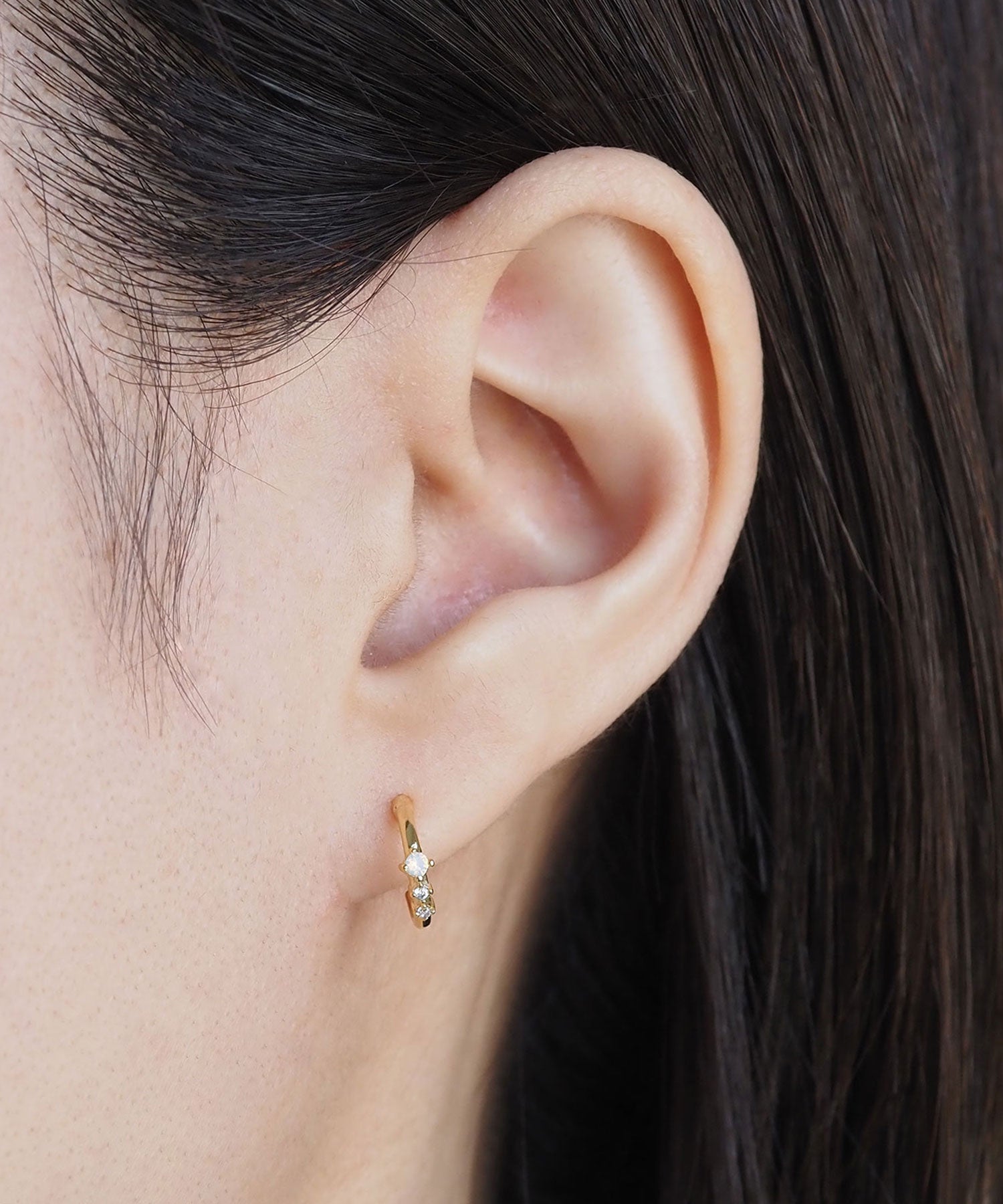 ホワイトストーンフープセラミックポストピアス