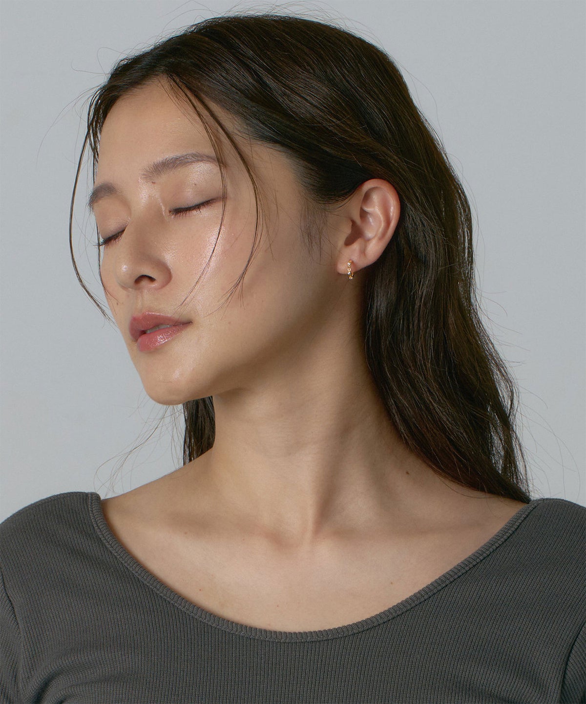 トリプルストーンフープセラミックポストピアス