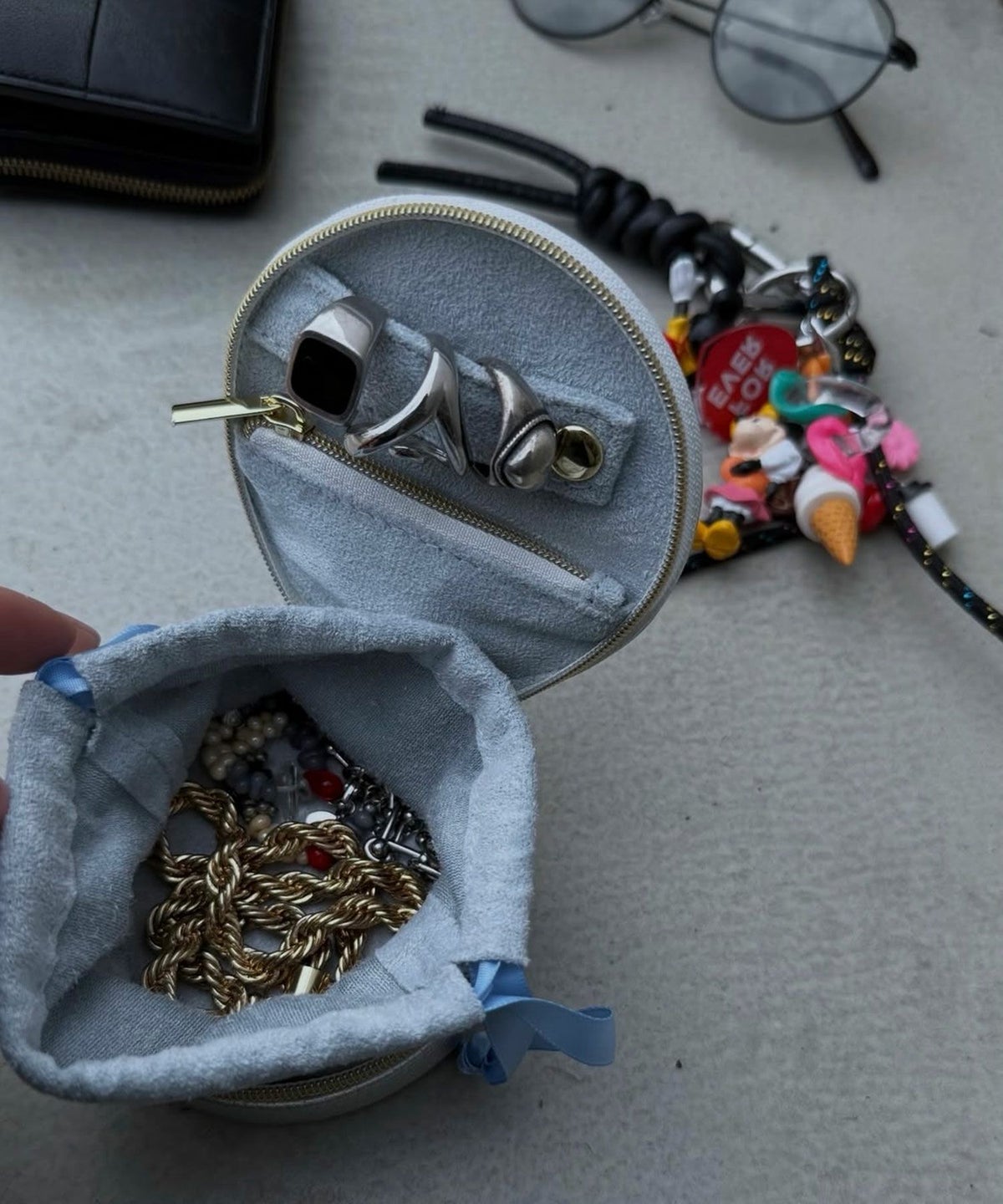 MUKアクセサリーポーチラウンド型フェイクレザータイプ