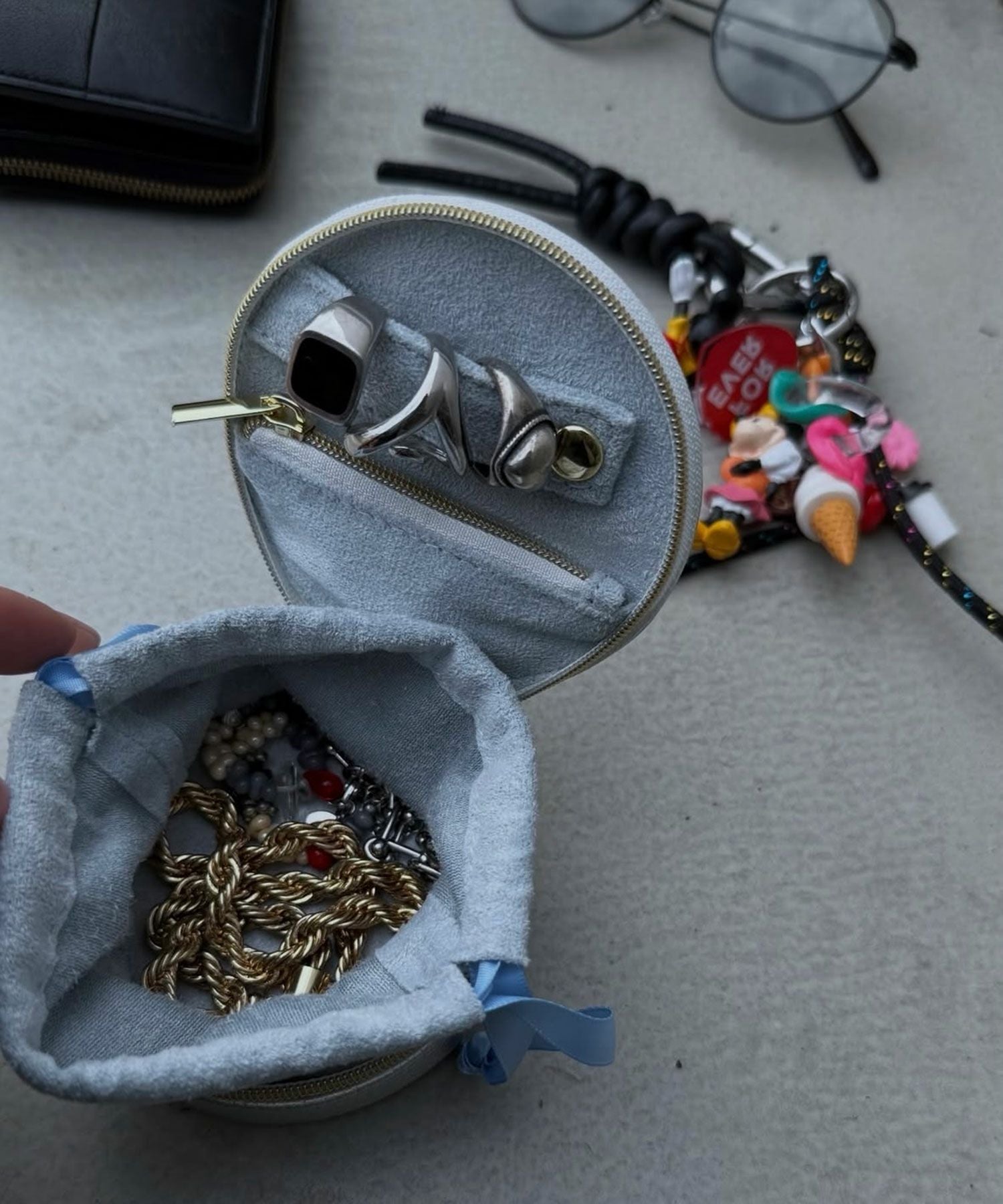 MUKアクセサリーポーチラウンド型フェイクレザータイプ