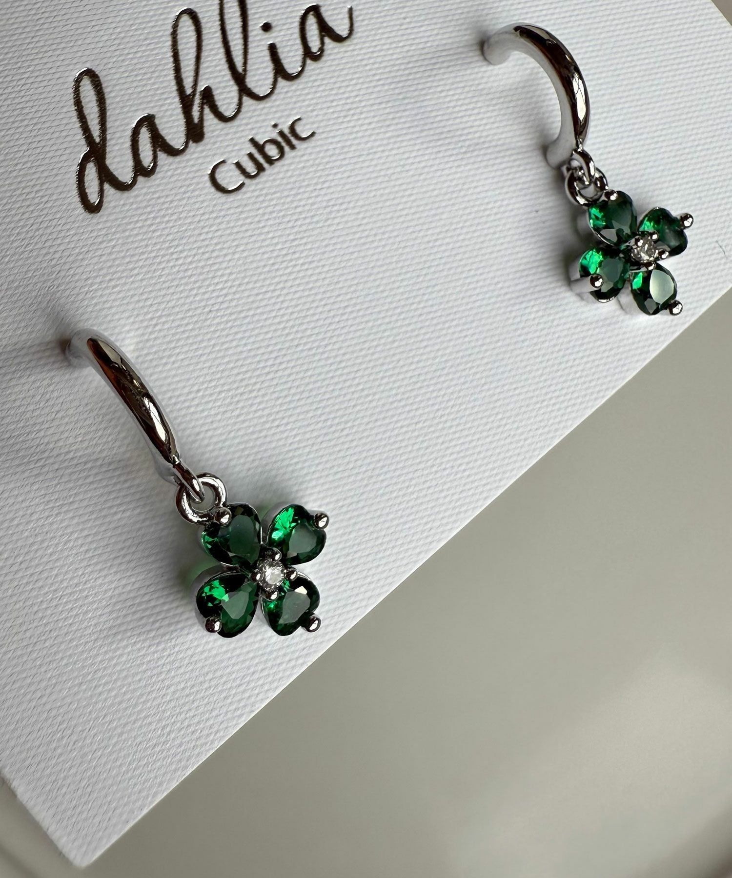 キュービッククローバーフープチタンポストピアス【Dahlia】
