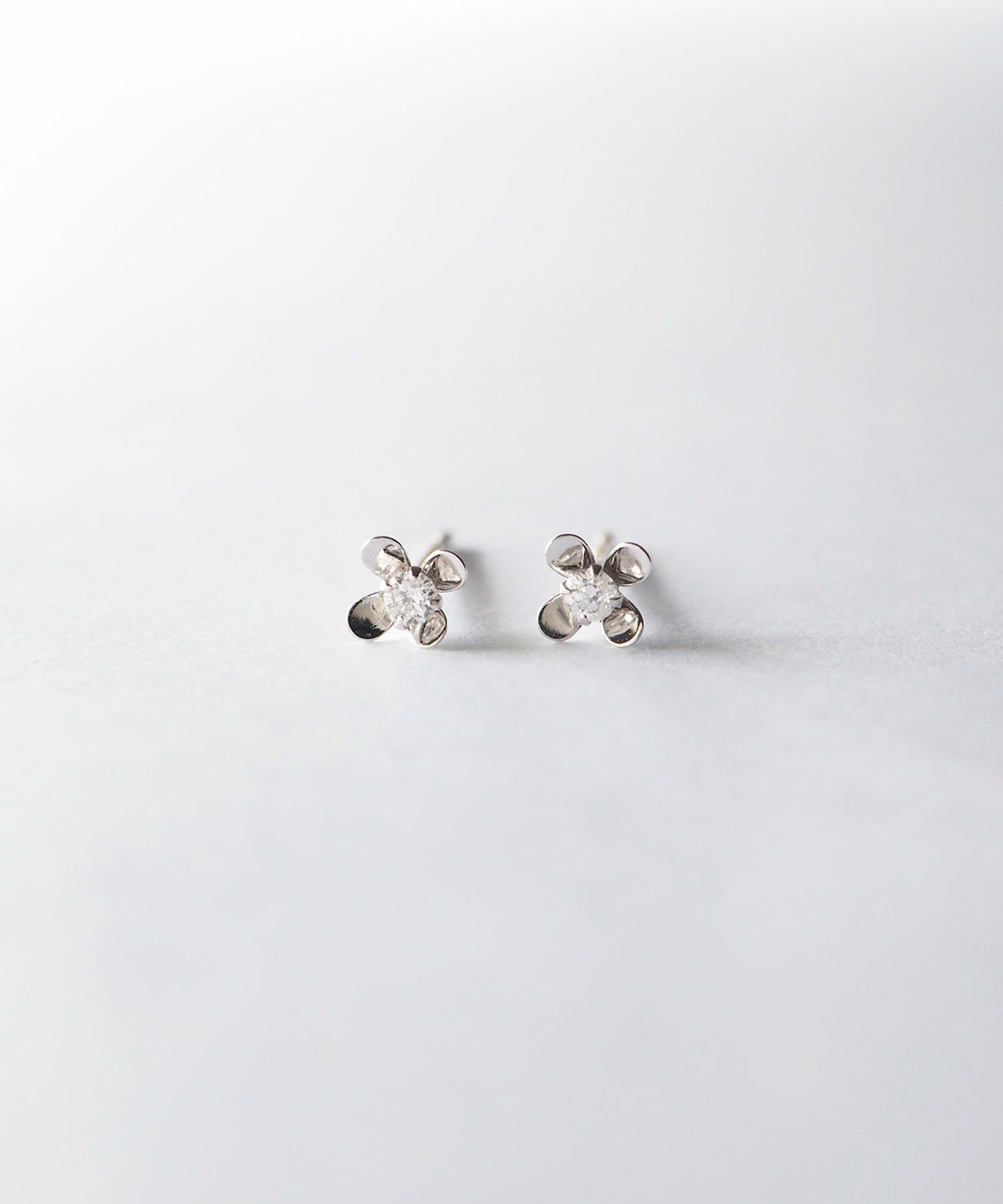 【web限定】[K10]WGプチフロラダイヤモンドピアス