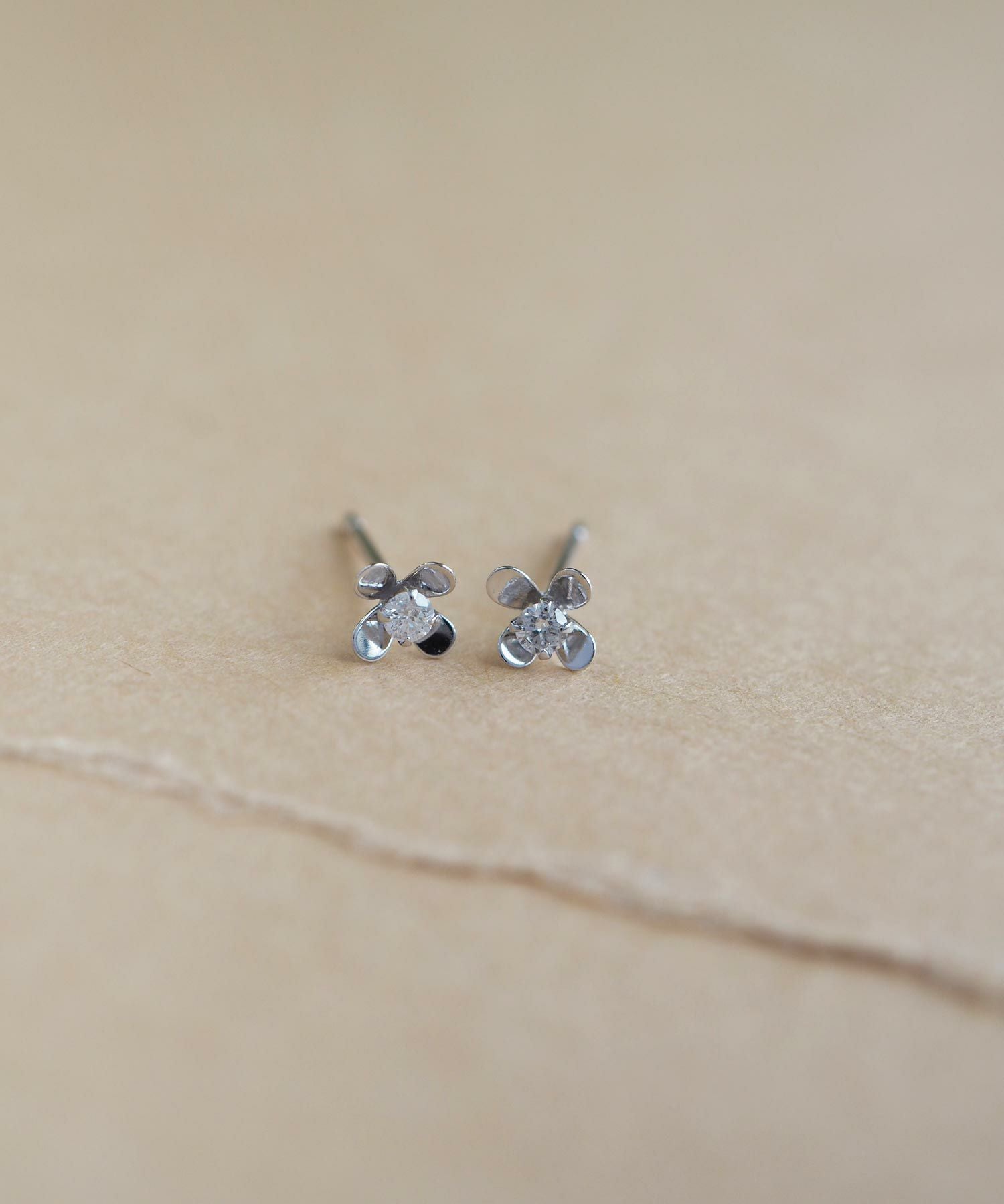 【web限定】[K10]WGプチフロラダイヤモンドピアス