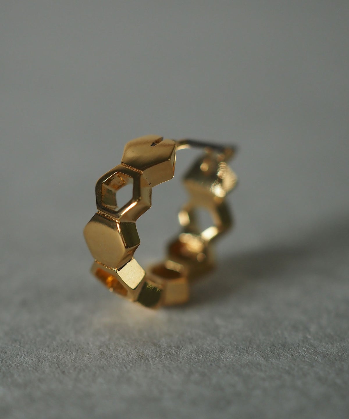 Sleekフープヘキサゴンチタンポストピアス