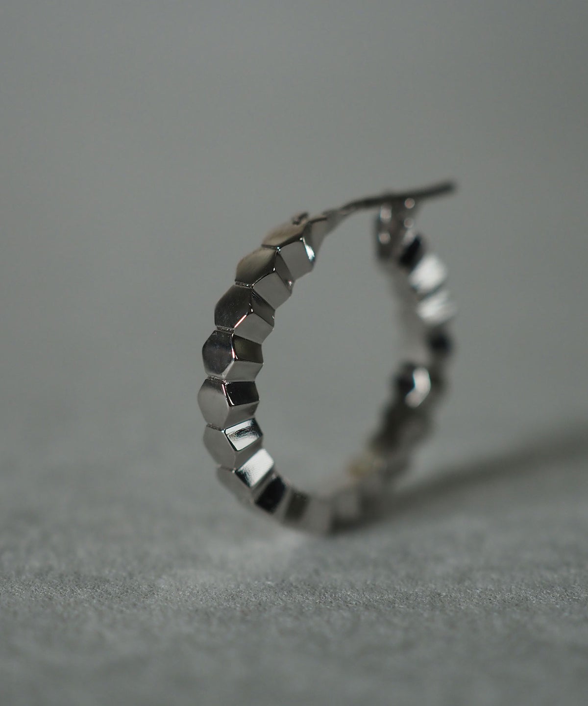 Sleekフープヘキサゴンスリムチタンポストピアス