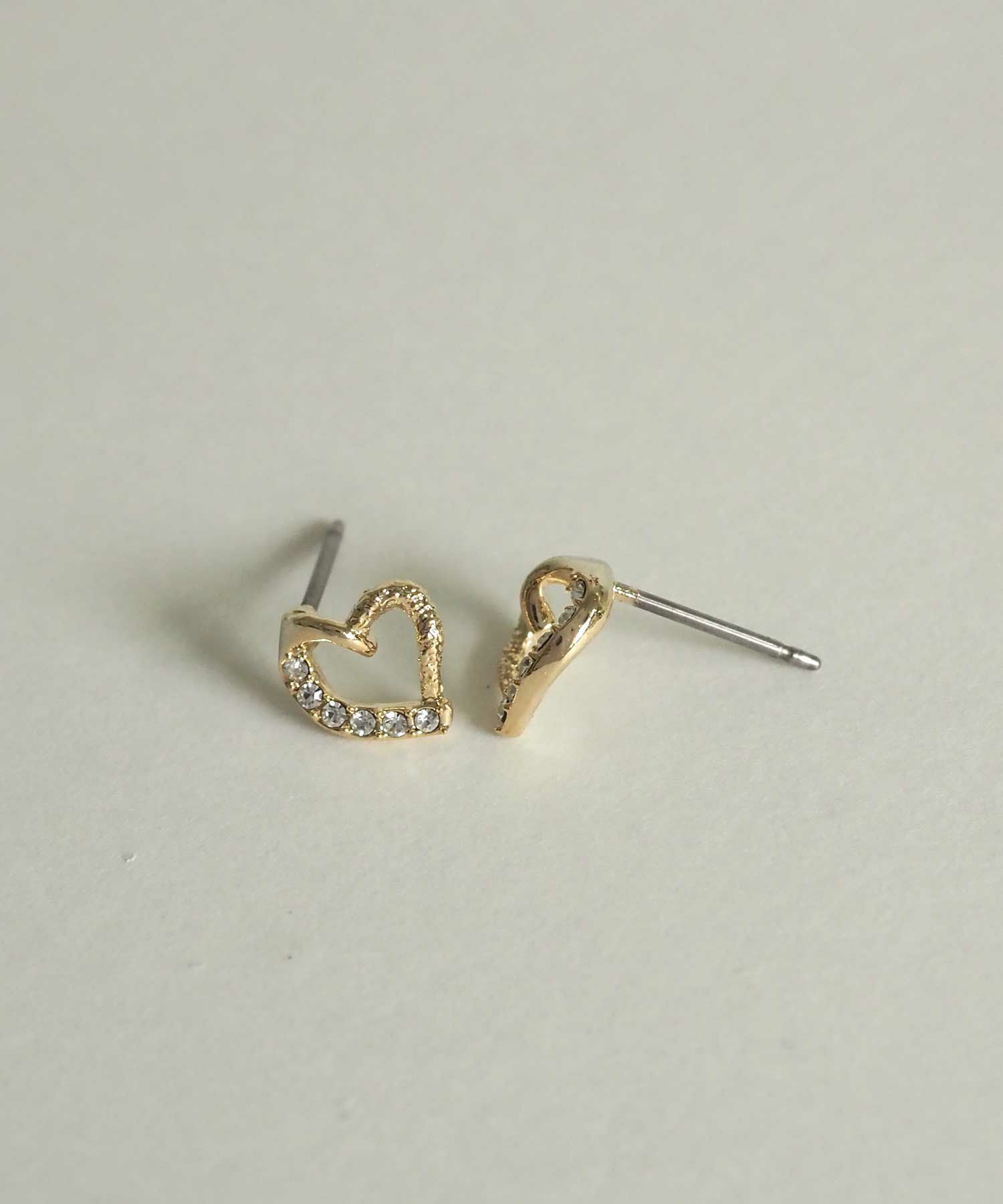 スランティングハートチタンポストピアス【MUK petite charme】