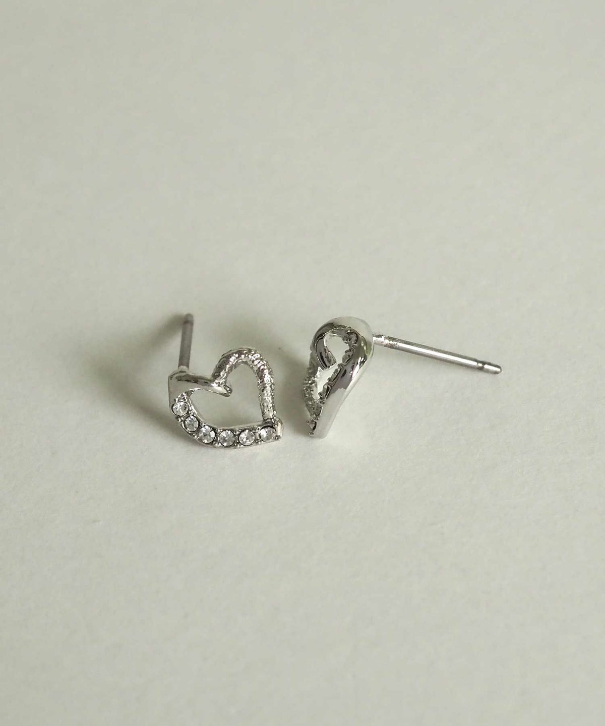 スランティングハートチタンポストピアス【MUK petite charme】
