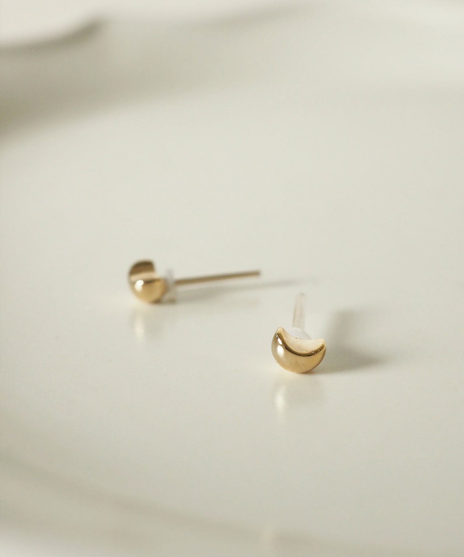 【web限定】ルミタイニームーン樹脂コーティングポストピアス【Lumirise】