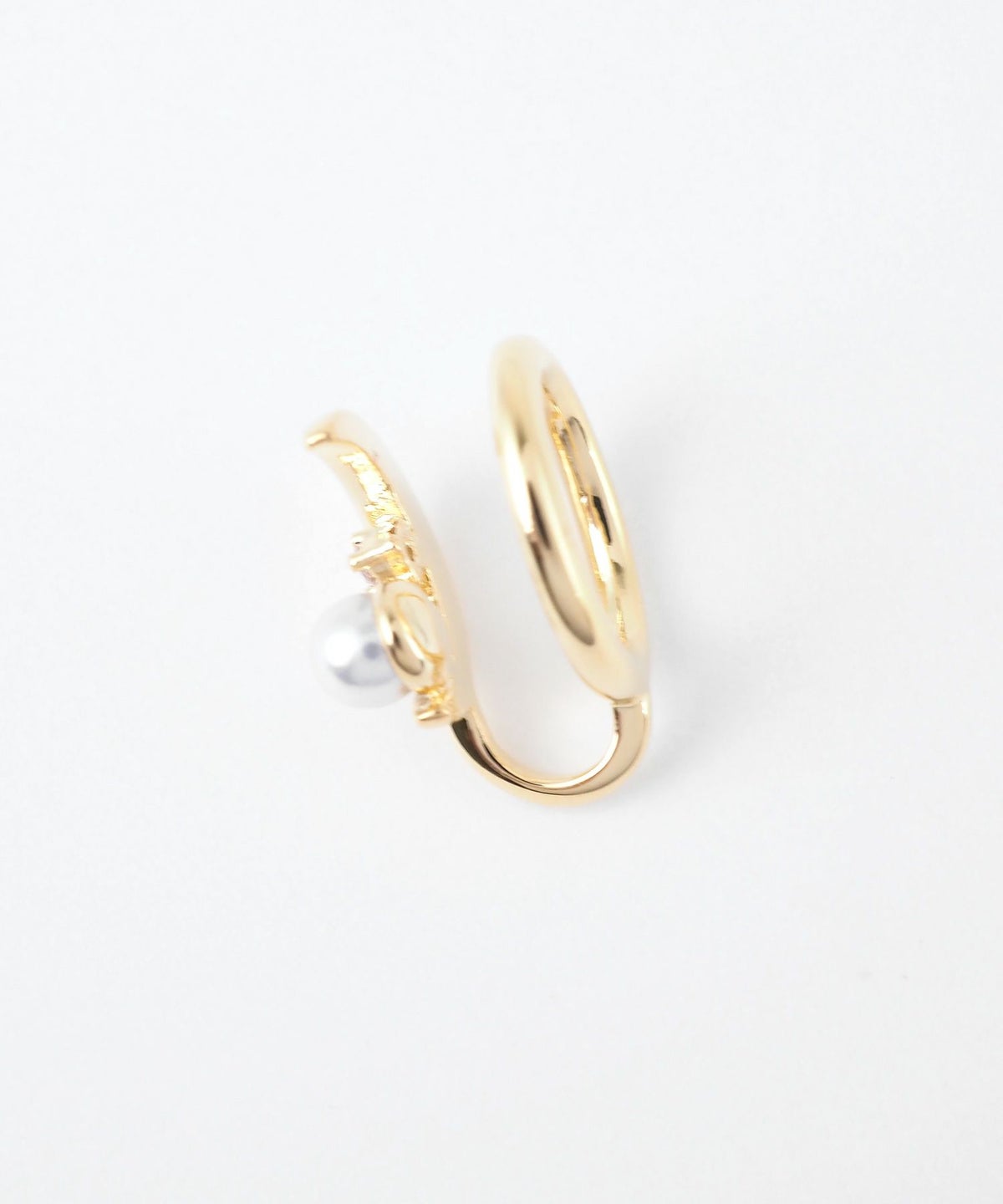 クレセントムーンパールラウンドメタルイヤリング