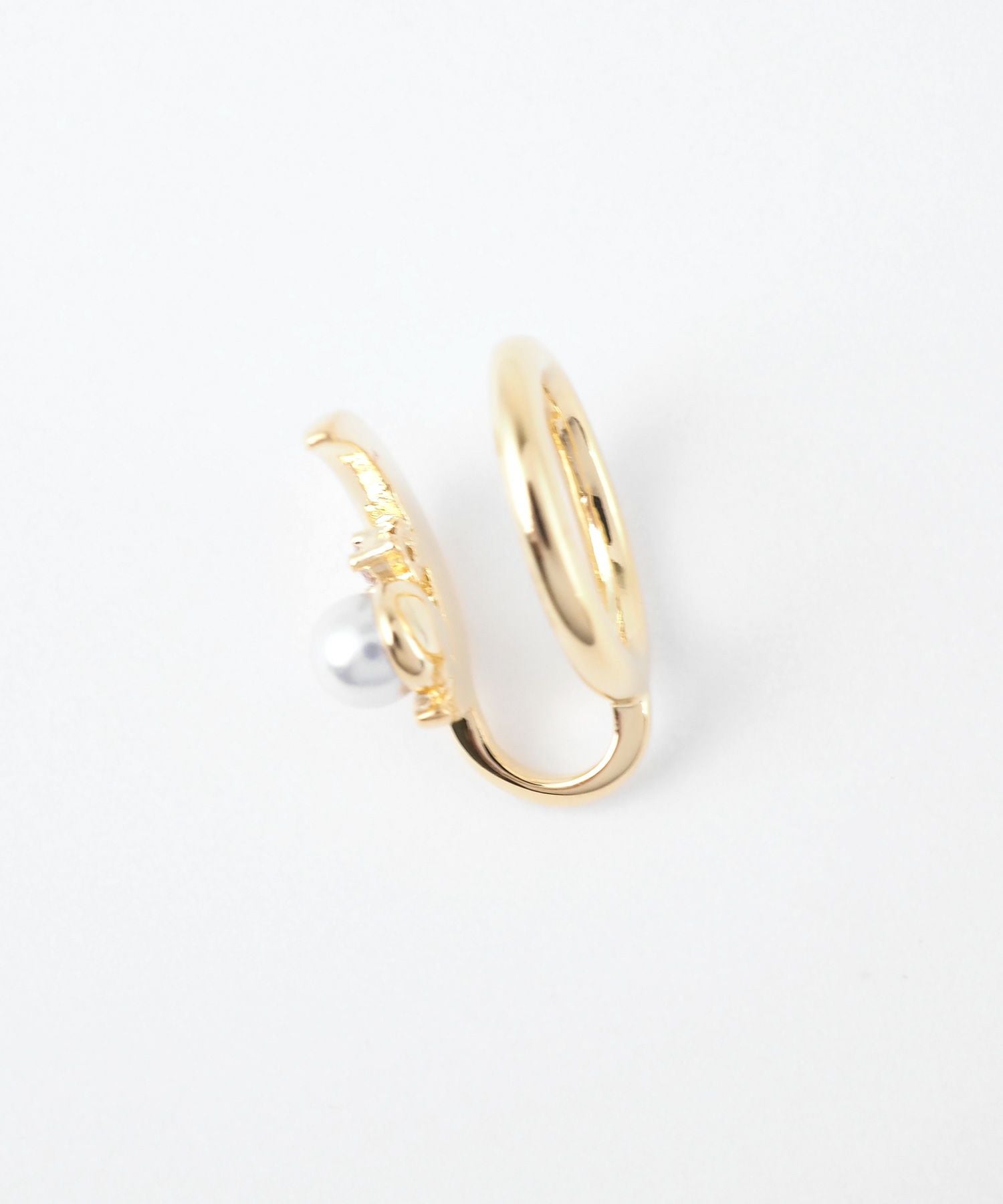 クレセントムーンパールラウンドメタルイヤリング