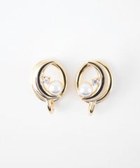 クレセントムーンパールラウンドメタルイヤリング