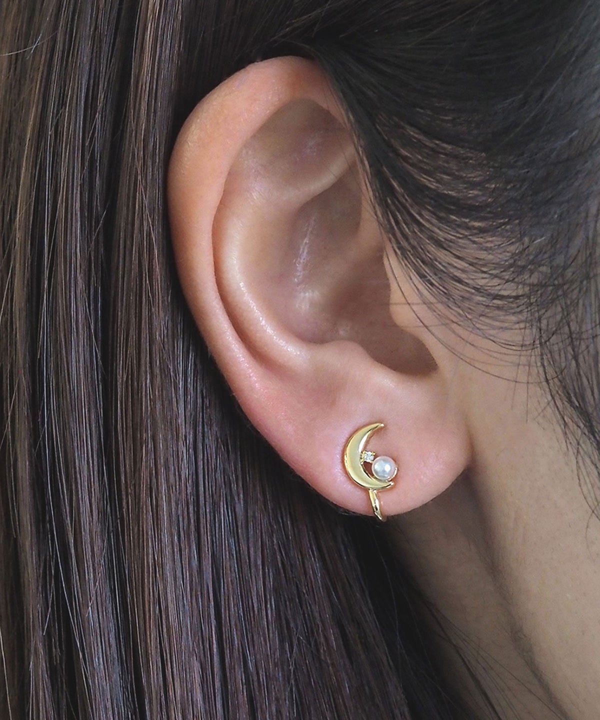 クレセントムーンパールラウンドメタルイヤリング