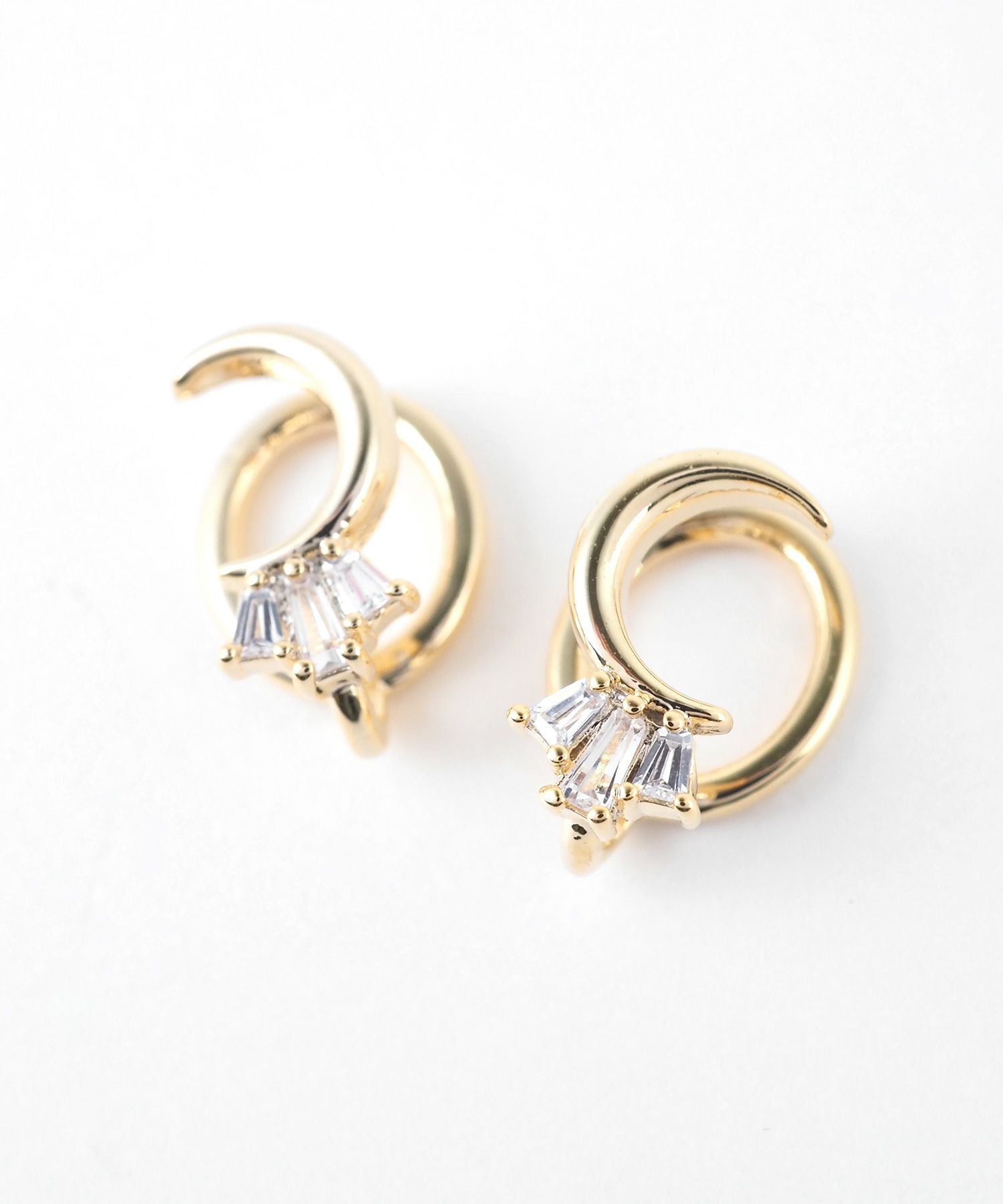 クレセントムーンバゲットキュービックラウンドメタルイヤリング