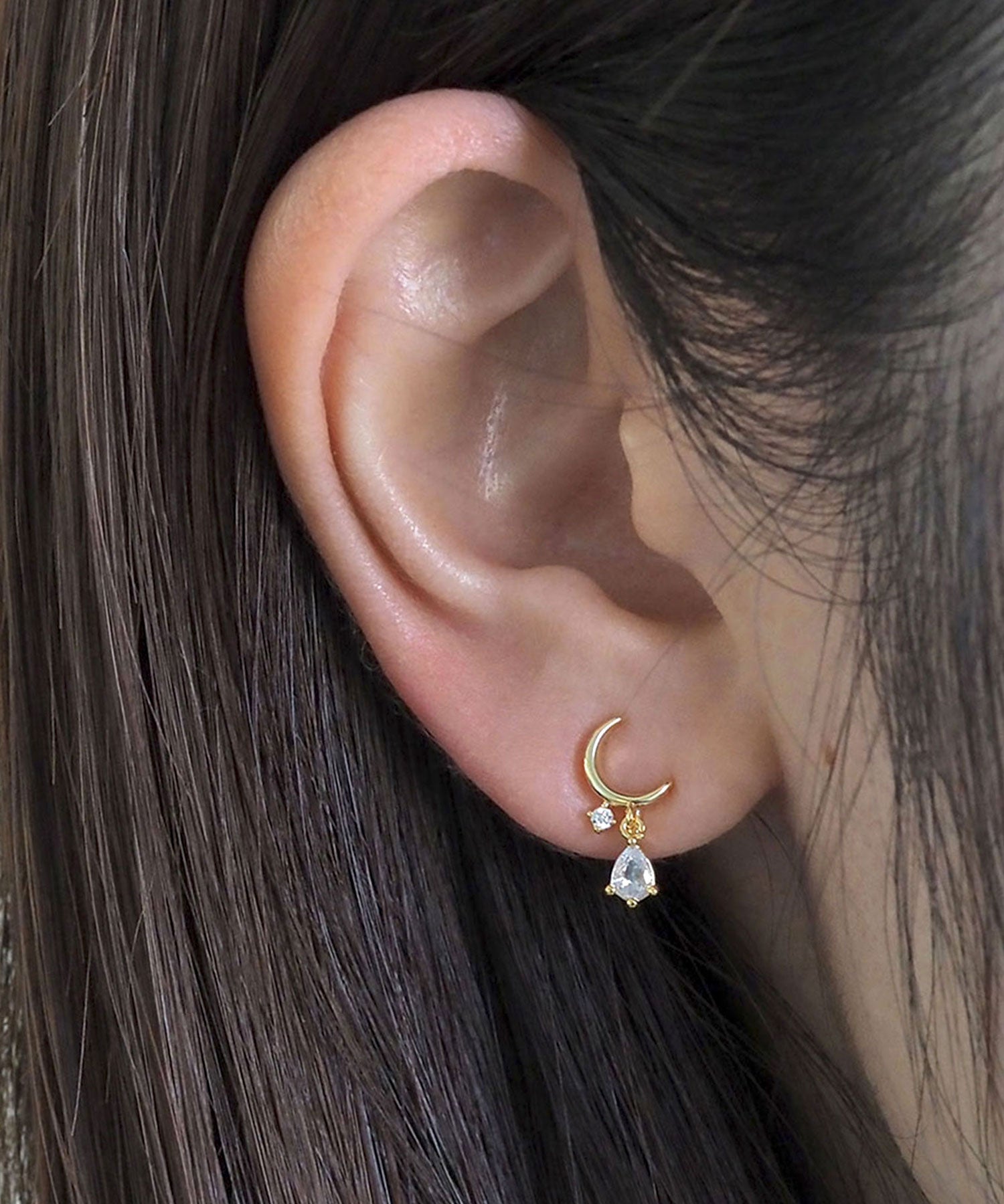 クレセントムーンドロップキュービックラウンドメタルイヤリング