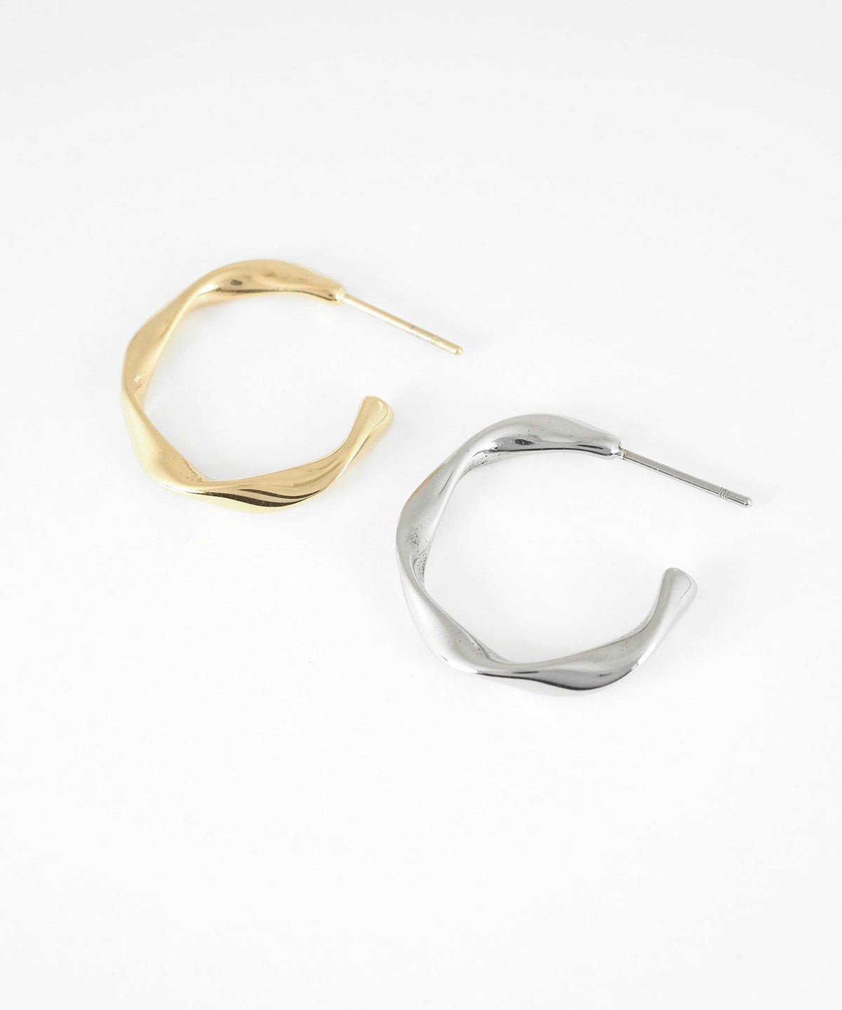 ツイストフープステンレスポストピアス【MUK lucenzio】