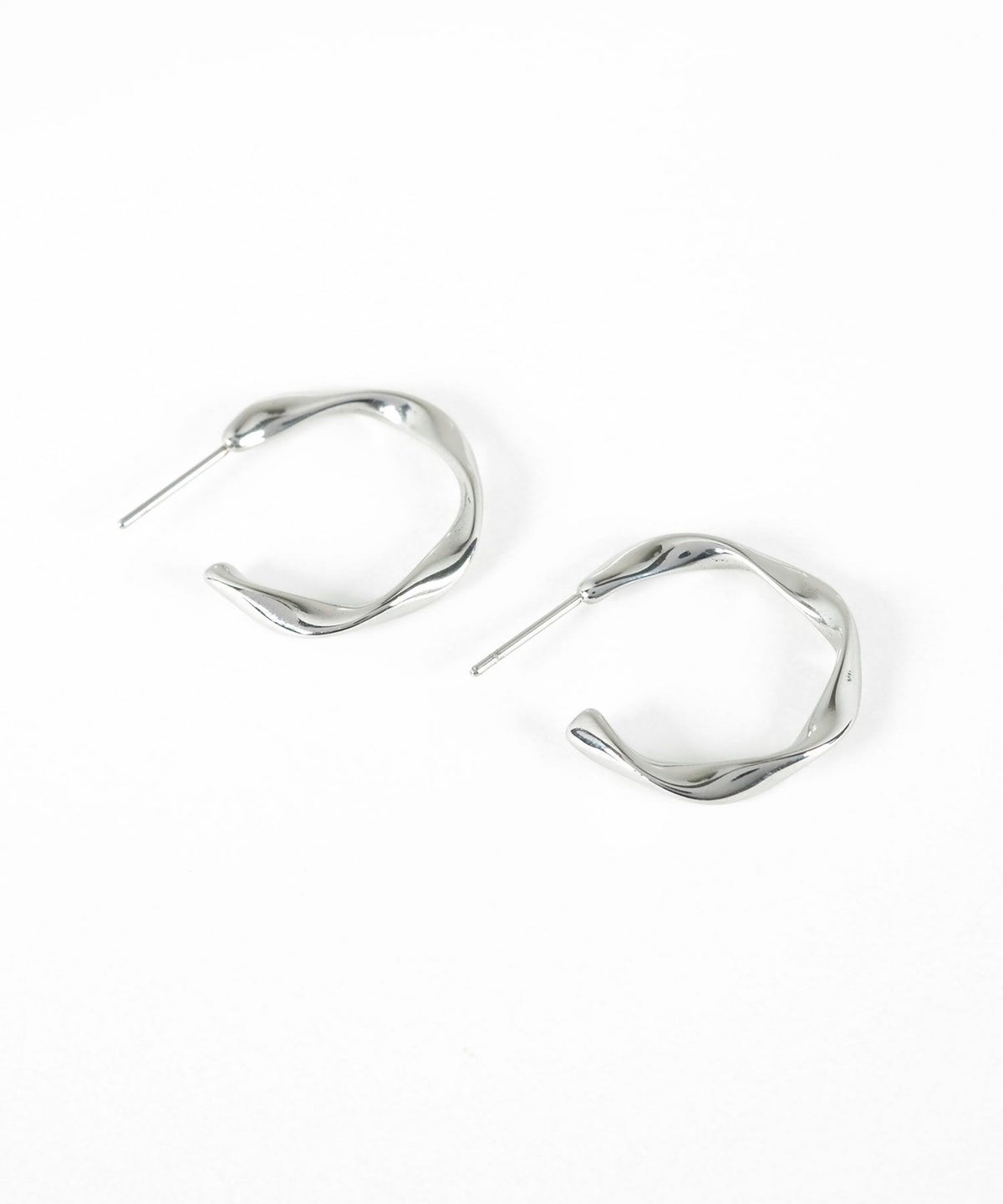 ツイストフープステンレスポストピアス【MUK lucenzio】