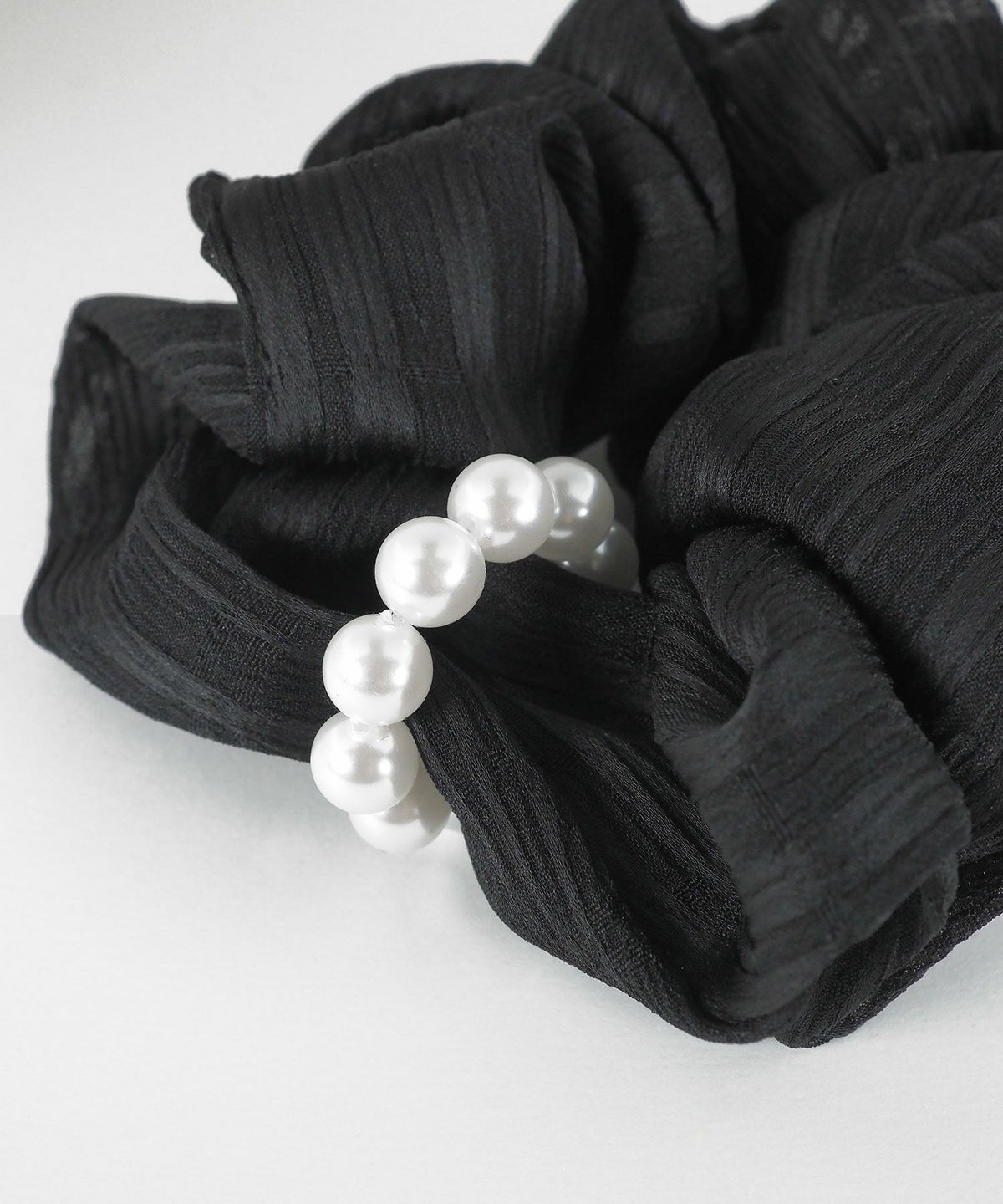 パールラインチャーム付きシュシュ