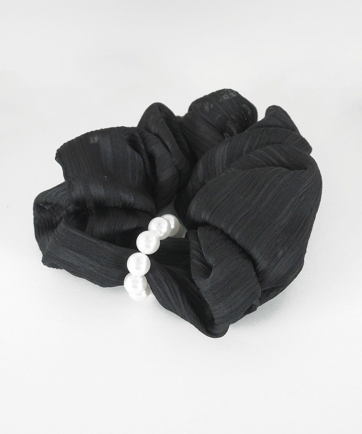 パールラインチャーム付きシュシュ