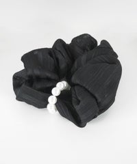 パールラインチャーム付きシュシュ