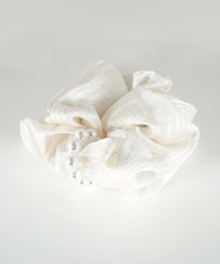 パールラインチャーム付きシュシュ