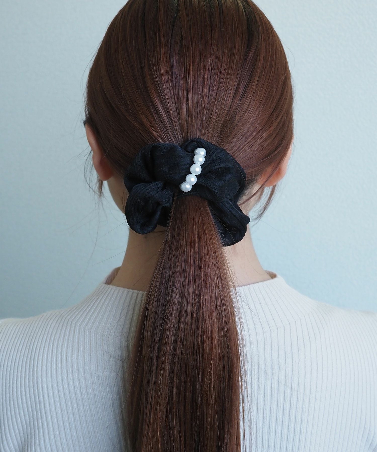 パールラインチャーム付きシュシュ