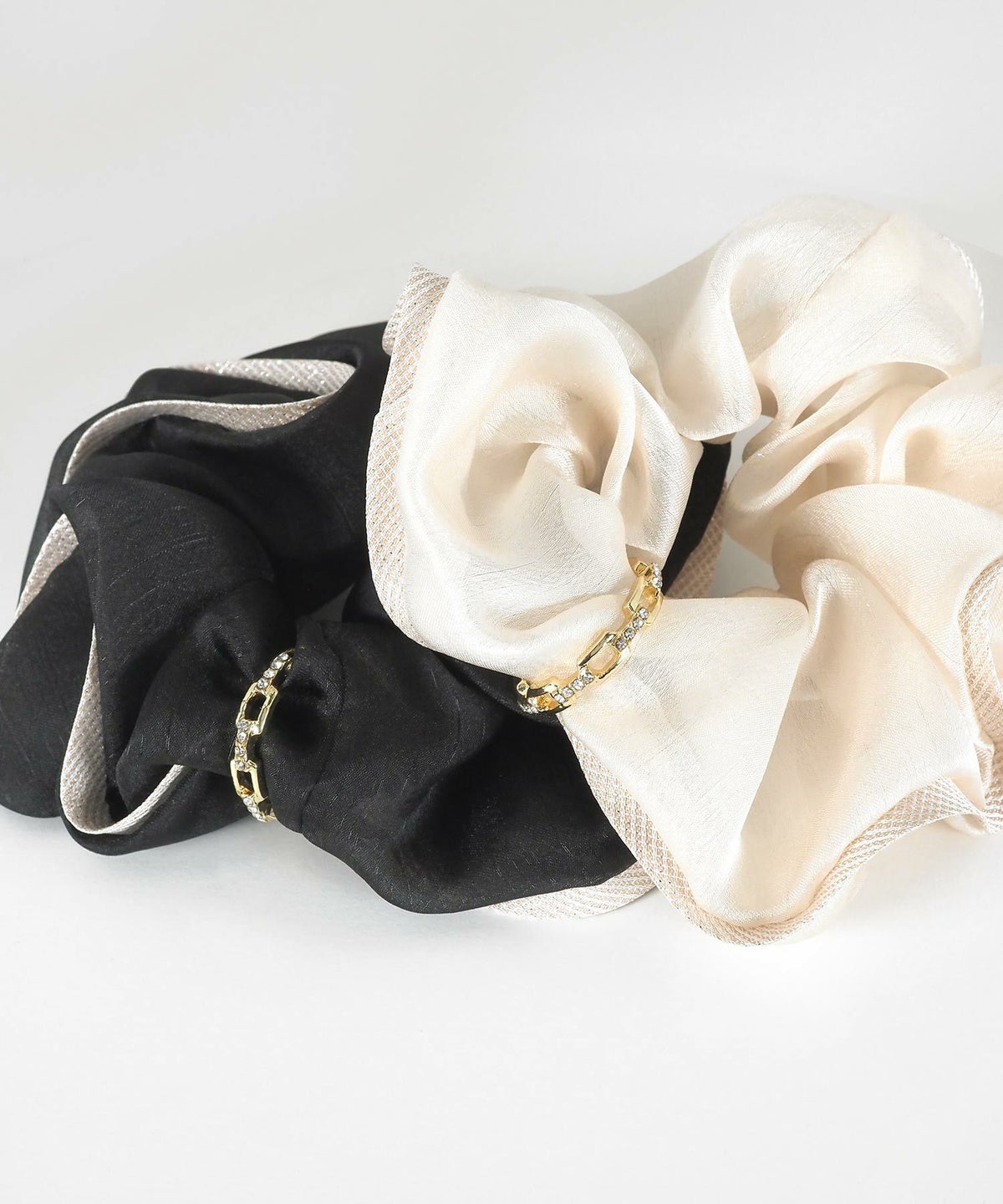 チェーンラインチャーム付きシュシュ