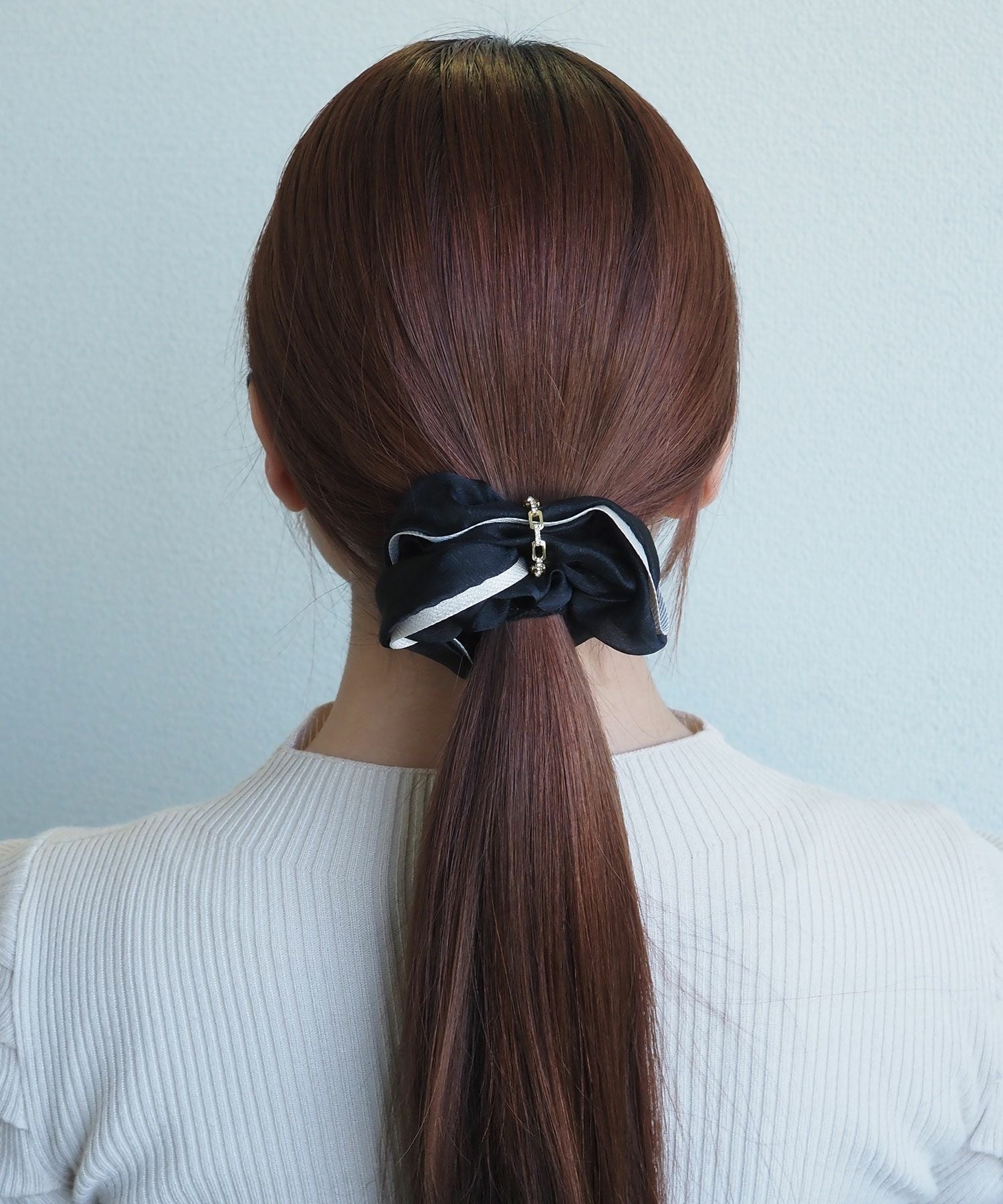 チェーンラインチャーム付きシュシュ