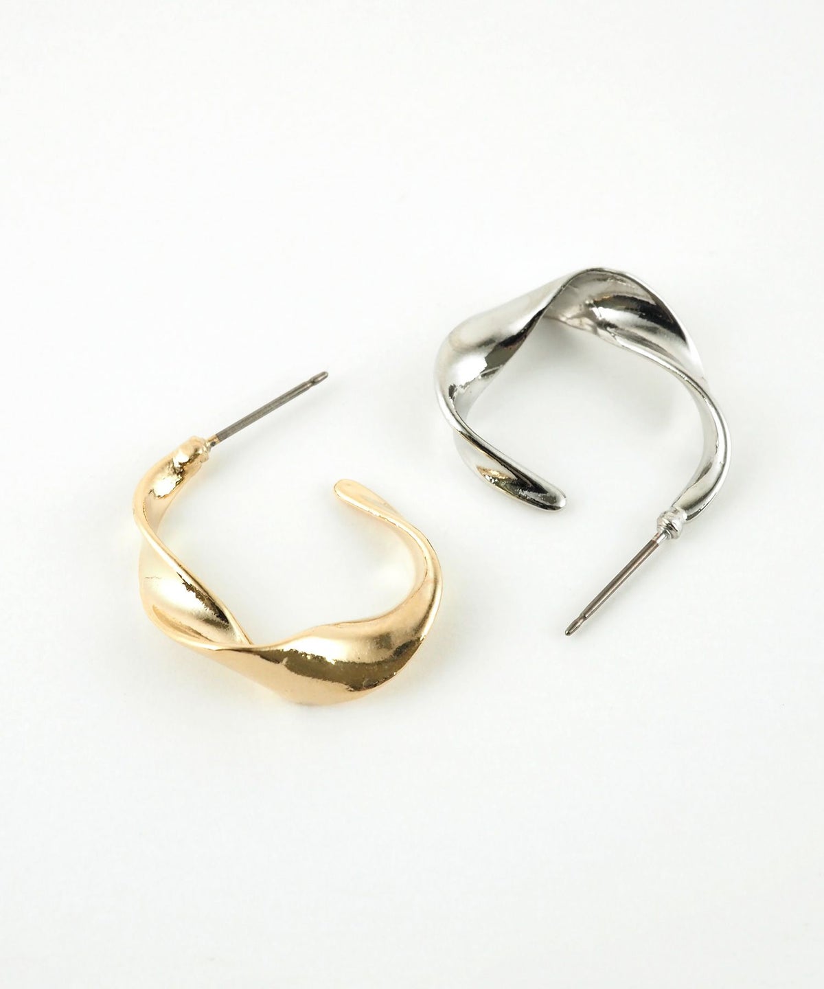 ツイストメタルピュアチタンポストピアス【ISS】