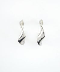 ツイストメタルピュアチタンポストピアス【ISS】