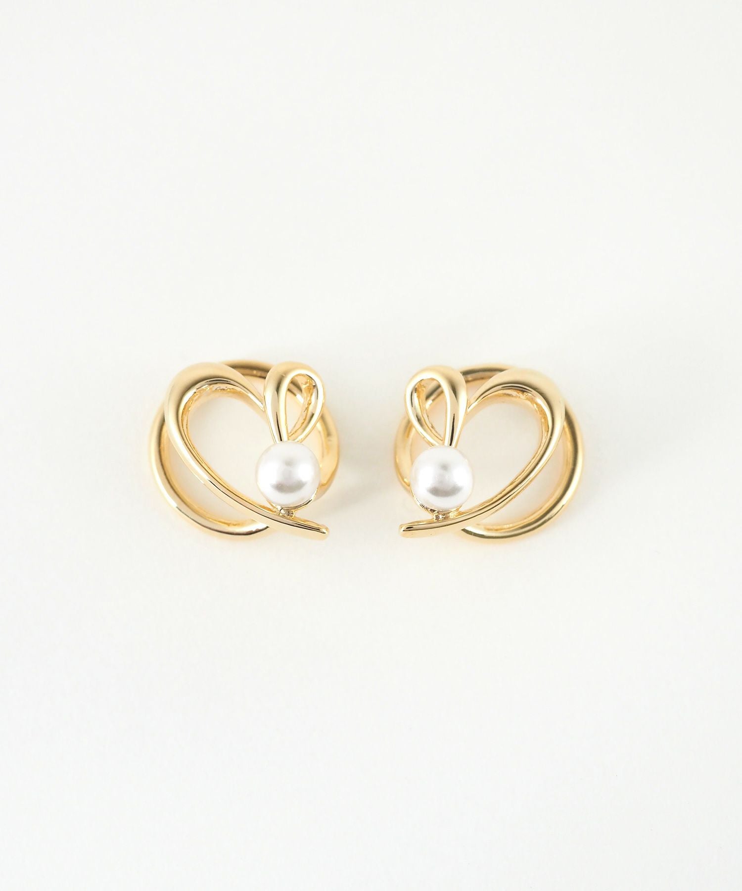 ニュアンスハートパールラウンドメタルイヤリング