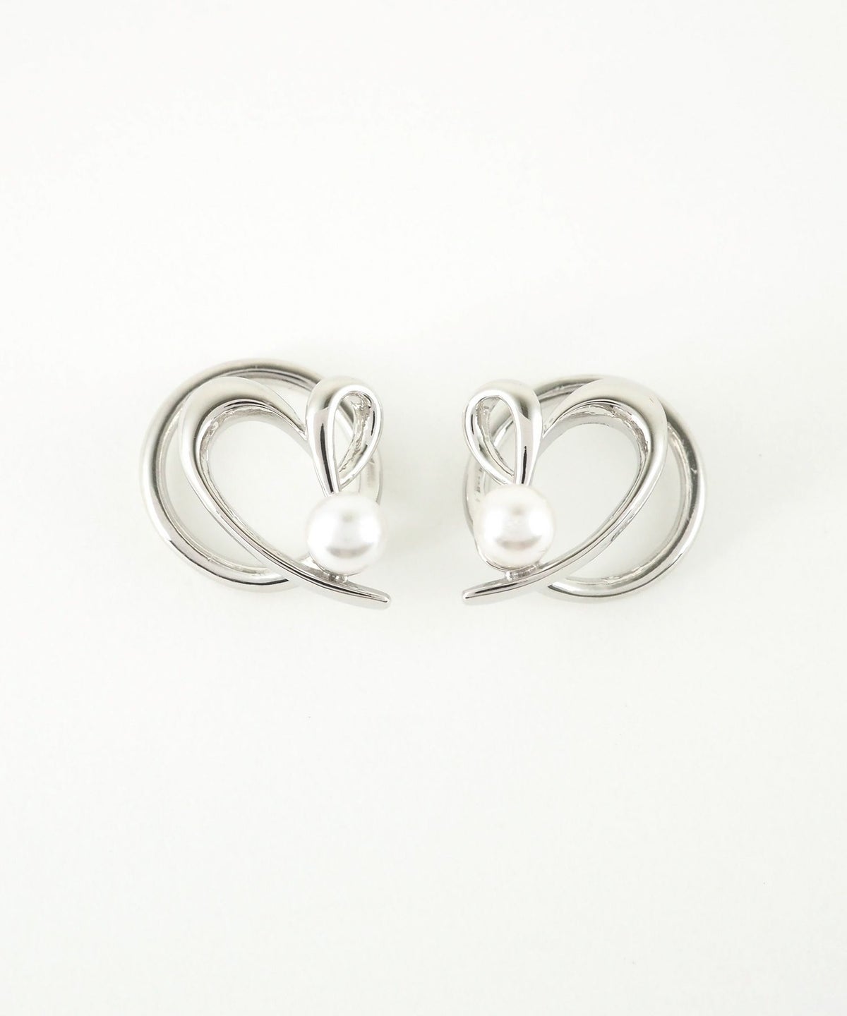 ニュアンスハートパールラウンドメタルイヤリング