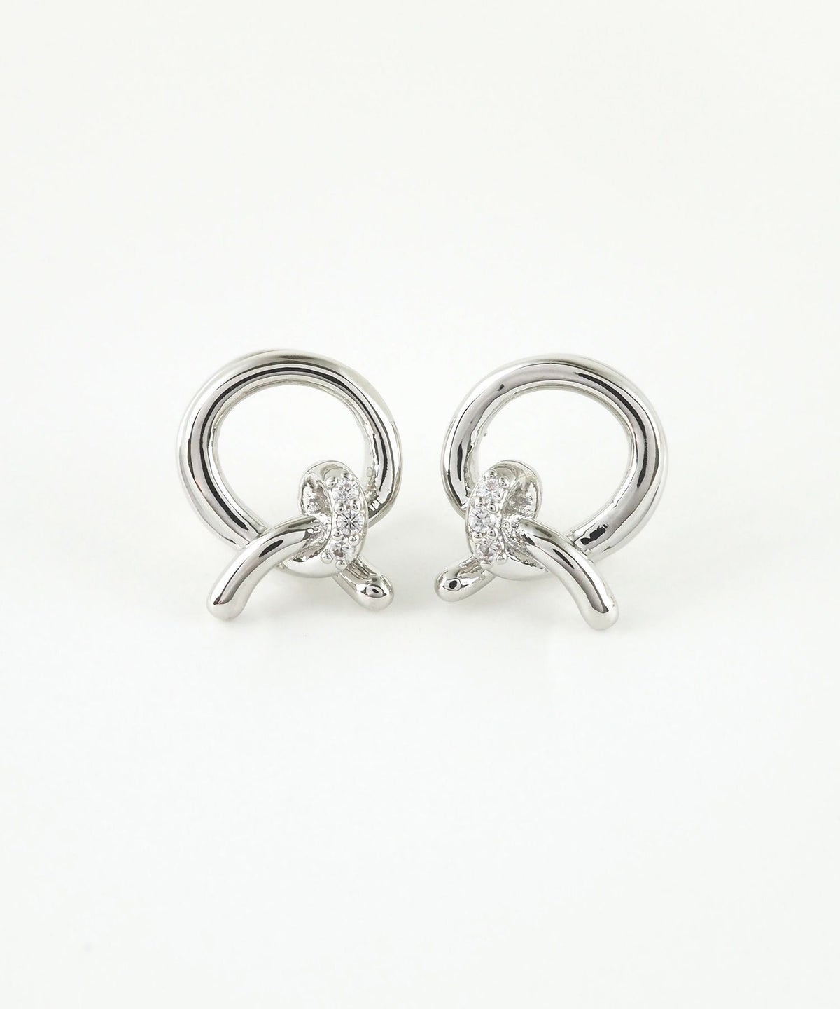 スリークノットラウンドメタルイヤリング