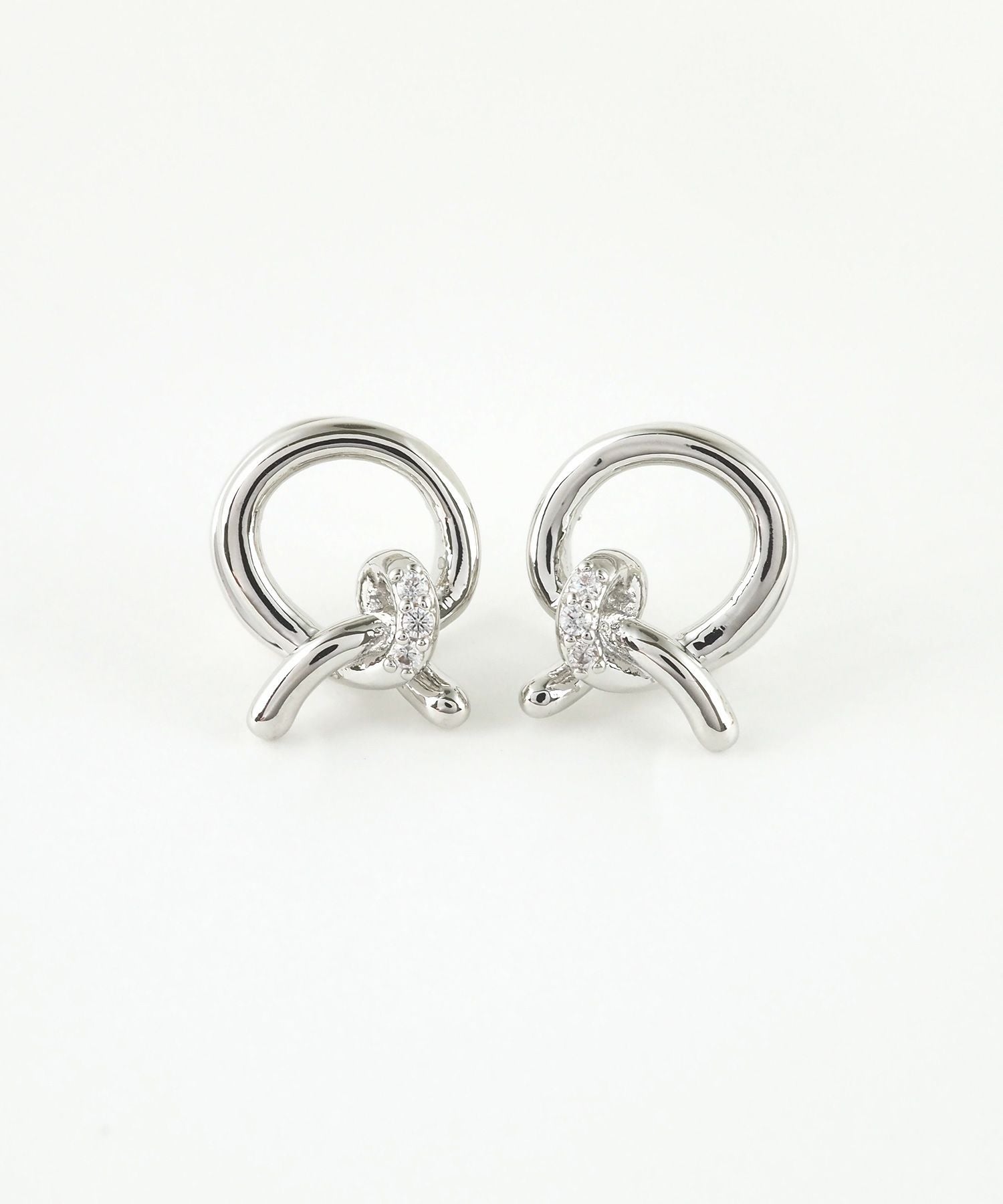 スリークノットラウンドメタルイヤリング